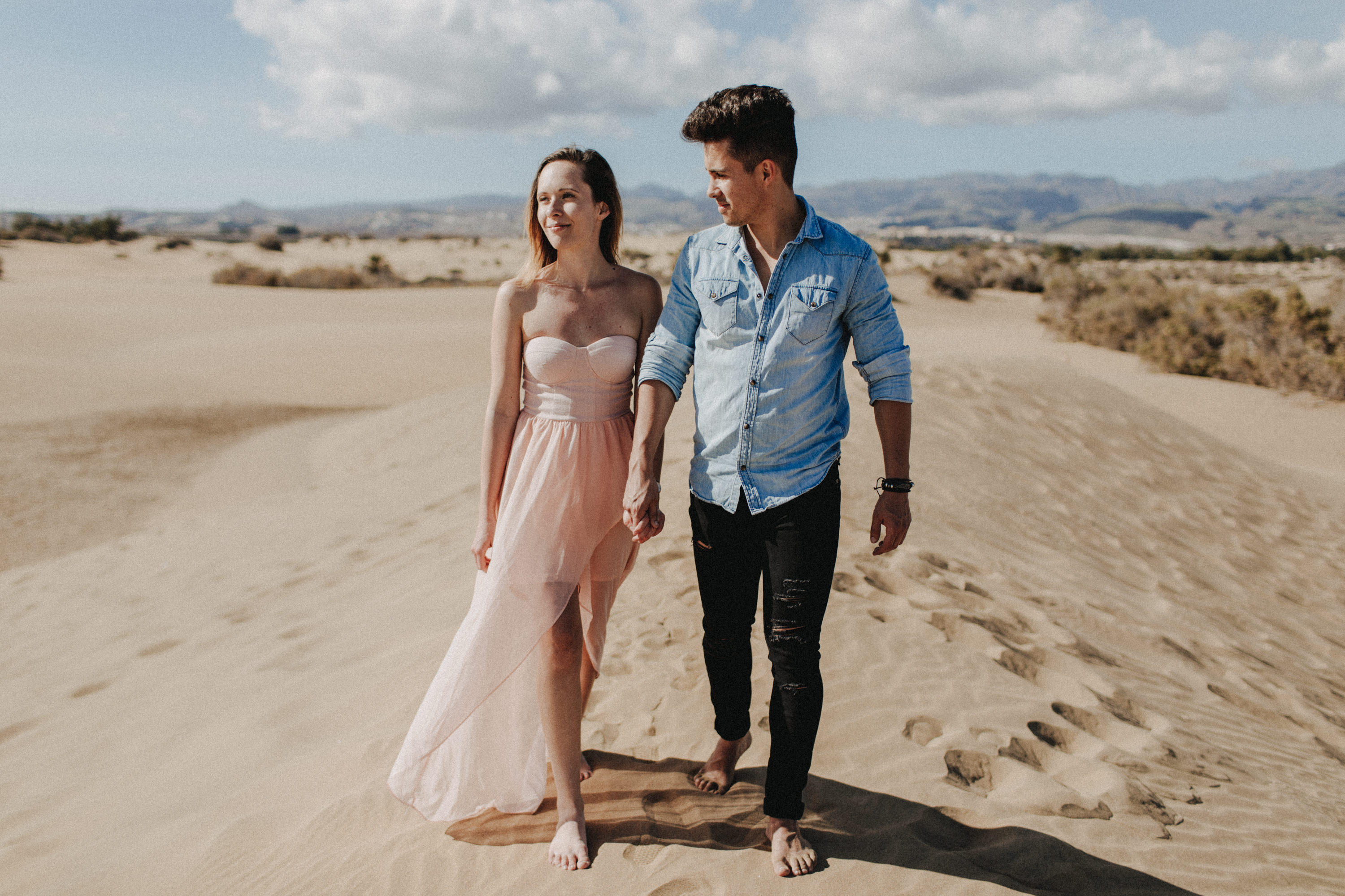 Zu sehen ist das Foto eines Elopement Shoots auf Gran Canaria in den Dünen von Maspalomas, aufgenommen von Tom und Lia, Hochzeitsfotografen aus Rostock. You see a photo that has been taken in the dunes of Maspalomas during an elopement shoot, Gran Canaria, by Tom and Lia, wedding photographers from Germany.