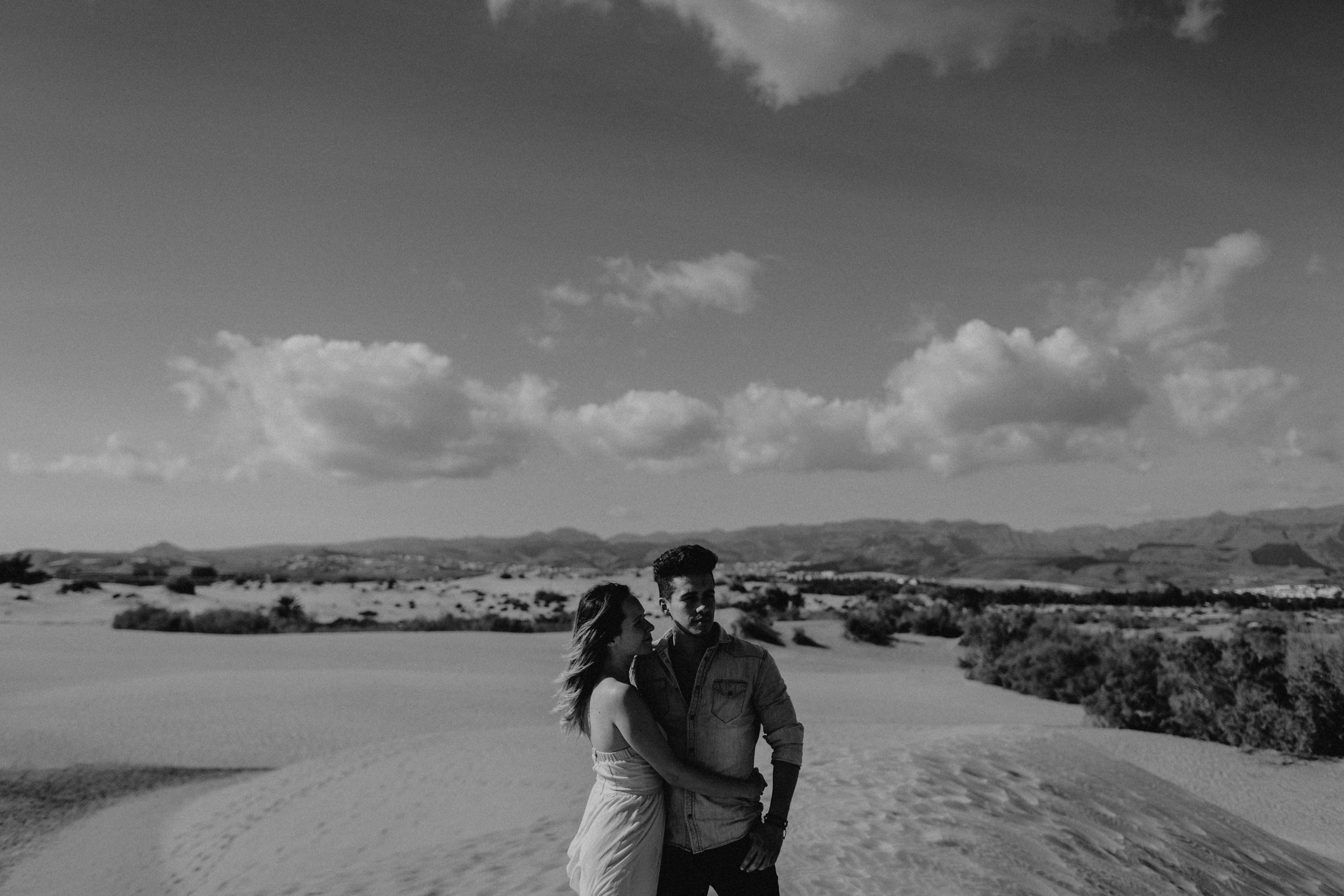 Zu sehen ist das Foto eines Elopement Shoots auf Gran Canaria in den Dünen von Maspalomas, aufgenommen von Tom und Lia, Hochzeitsfotografen aus Rostock. You see a photo that has been taken in the dunes of Maspalomas during an elopement shoot, Gran Canaria, by Tom and Lia, wedding photographers from Germany.