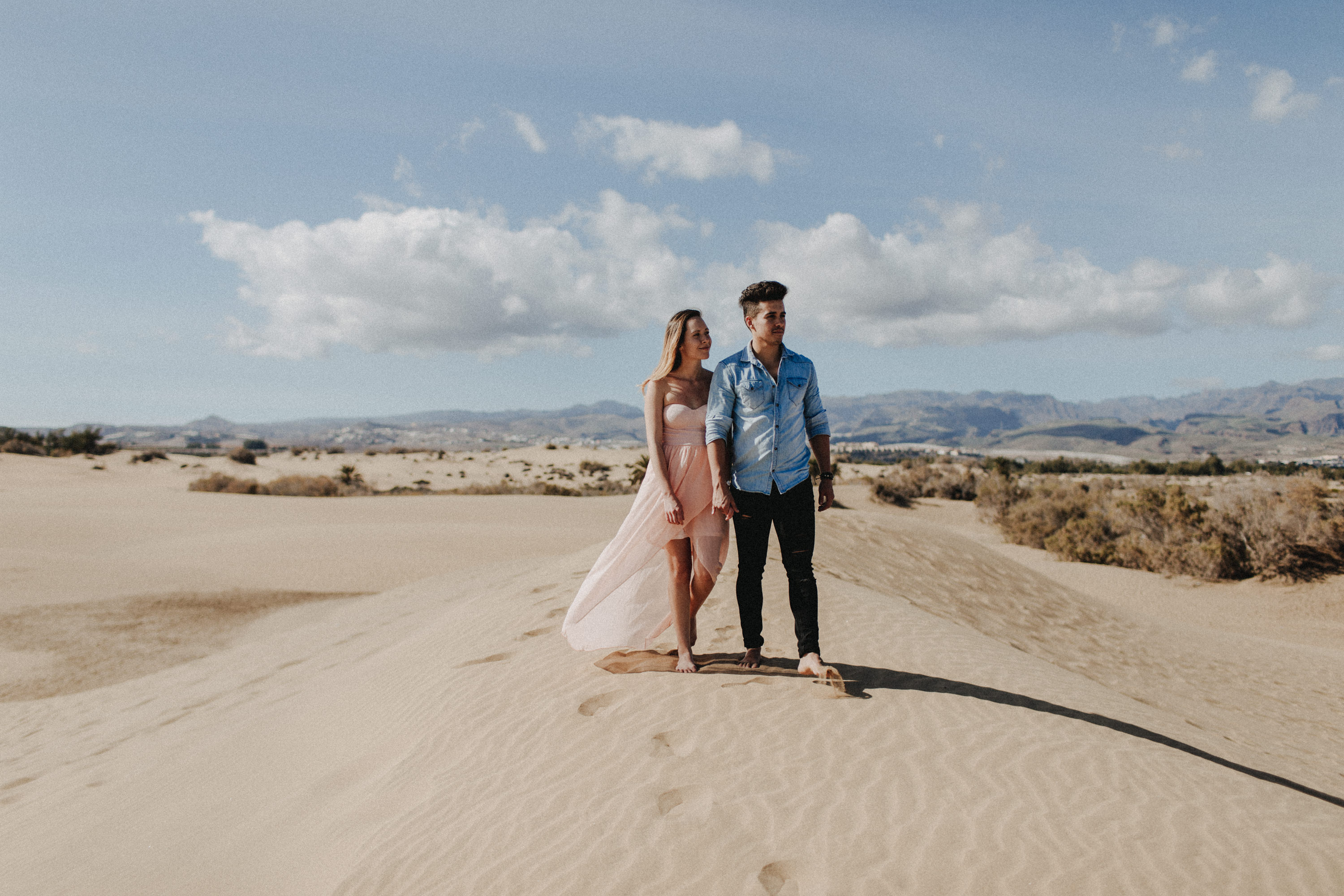 Zu sehen ist das Foto eines Elopement Shoots auf Gran Canaria in den Dünen von Maspalomas, aufgenommen von Tom und Lia, Hochzeitsfotografen aus Rostock. You see a photo that has been taken in the dunes of Maspalomas during an elopement shoot, Gran Canaria, by Tom and Lia, wedding photographers from Germany.