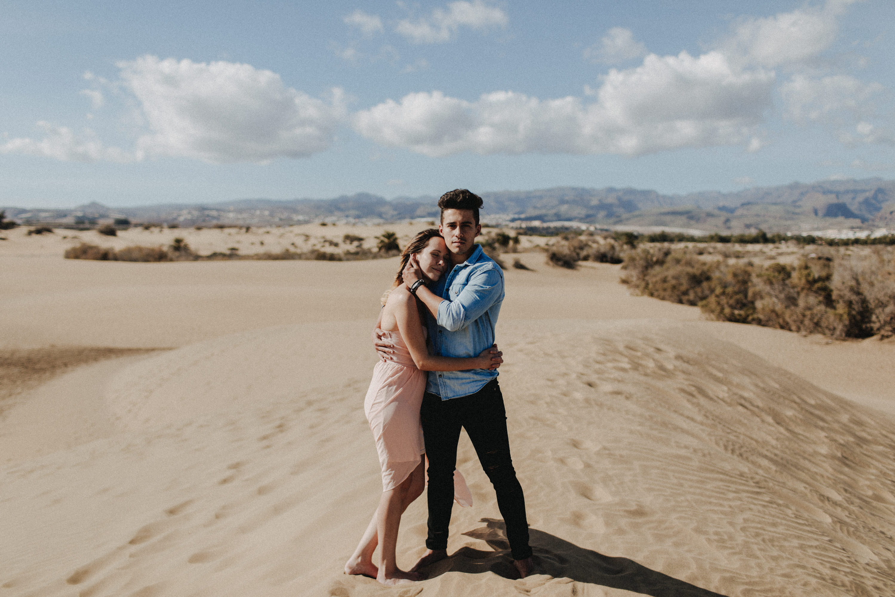 Zu sehen ist das Foto eines Elopement Shoots auf Gran Canaria in den Dünen von Maspalomas, aufgenommen von Tom und Lia, Hochzeitsfotografen aus Rostock. You see a photo that has been taken in the dunes of Maspalomas during an elopement shoot, Gran Canaria, by Tom and Lia, wedding photographers from Germany.