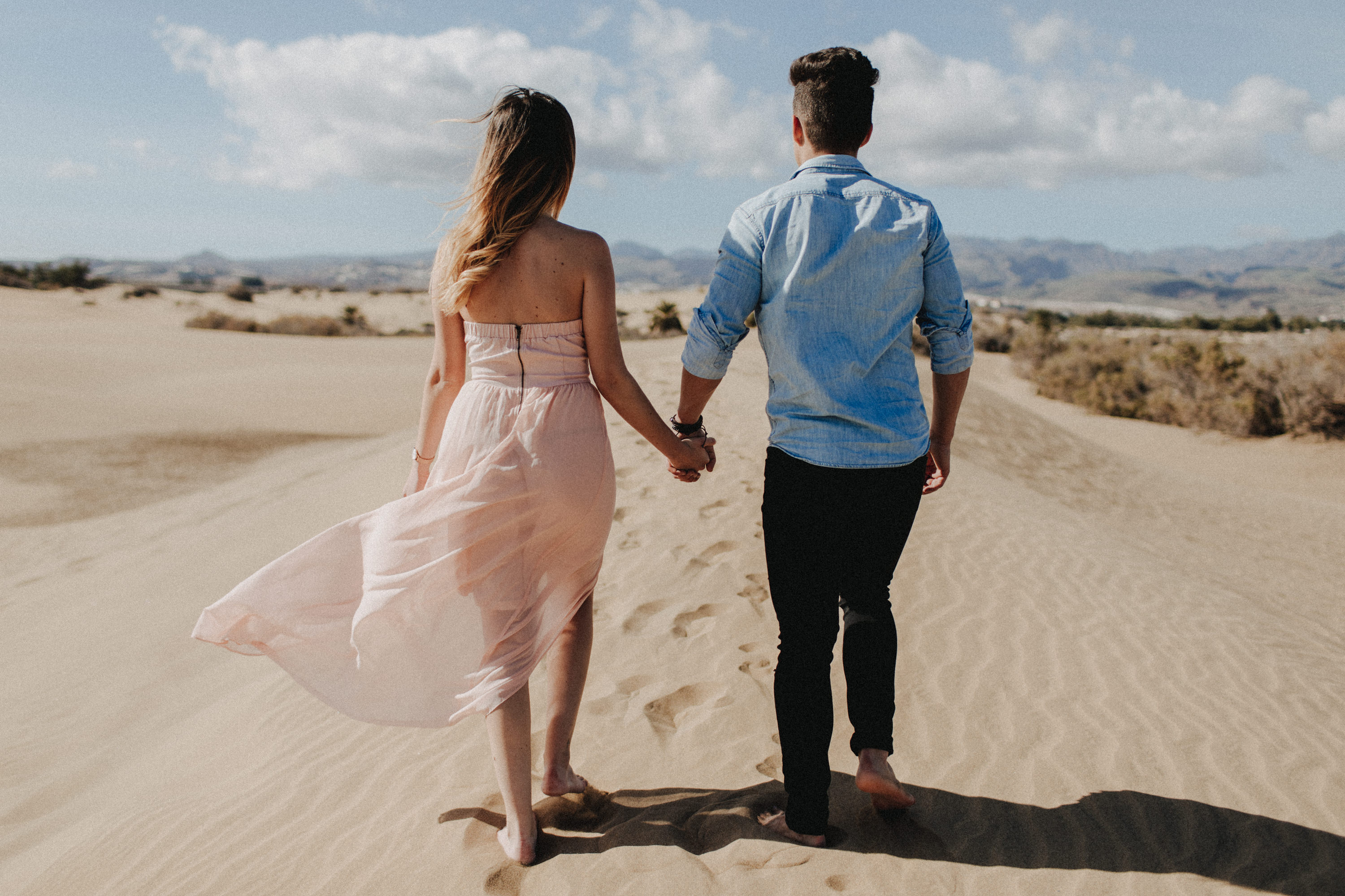 Zu sehen ist das Foto eines Elopement Shoots auf Gran Canaria in den Dünen von Maspalomas, aufgenommen von Tom und Lia, Hochzeitsfotografen aus Rostock. You see a photo that has been taken in the dunes of Maspalomas during an elopement shoot, Gran Canaria, by Tom and Lia, wedding photographers from Germany.