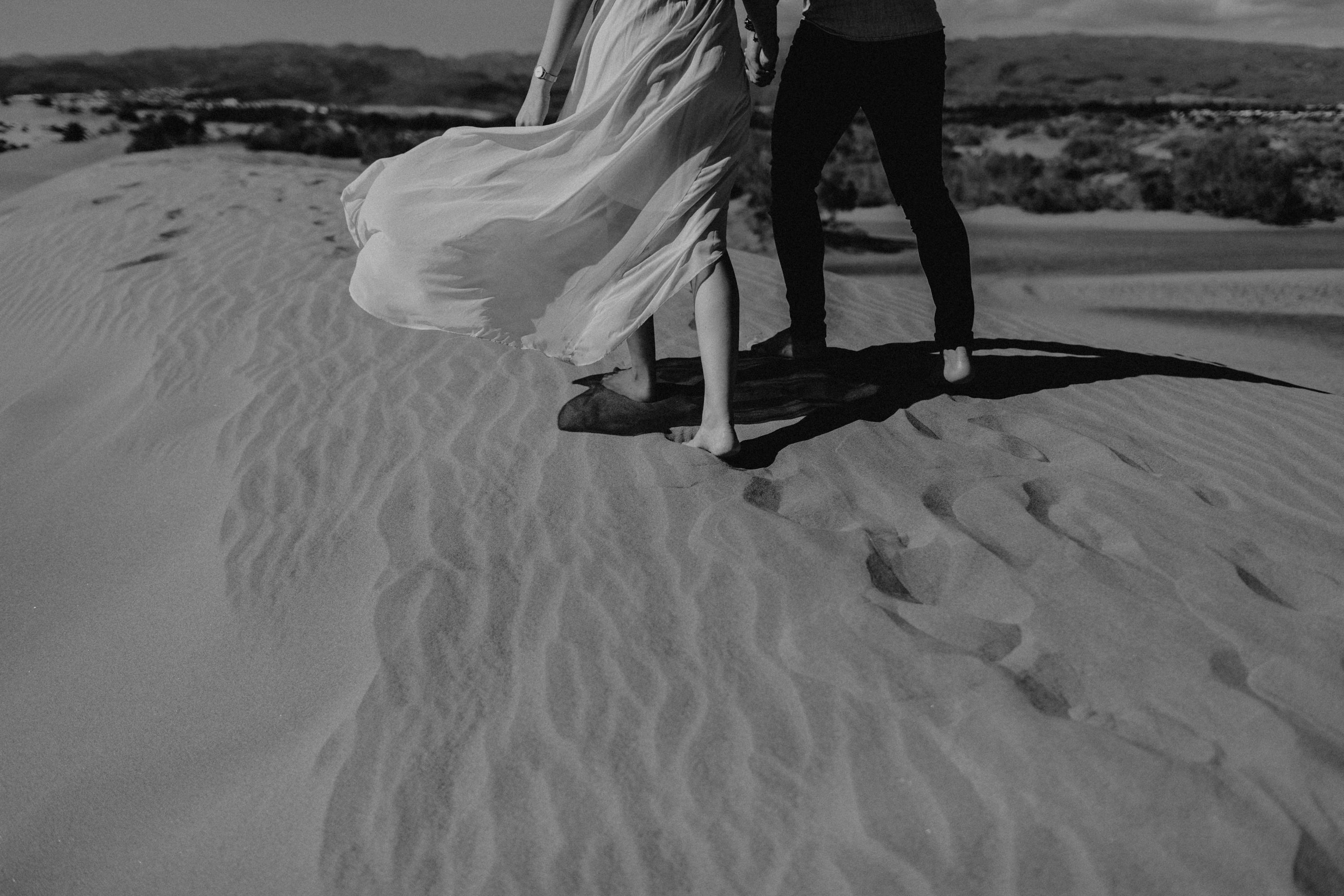 Zu sehen ist das Foto eines Elopement Shoots auf Gran Canaria in den Dünen von Maspalomas, aufgenommen von Tom und Lia, Hochzeitsfotografen aus Rostock. You see a photo that has been taken in the dunes of Maspalomas during an elopement shoot, Gran Canaria, by Tom and Lia, wedding photographers from Germany.