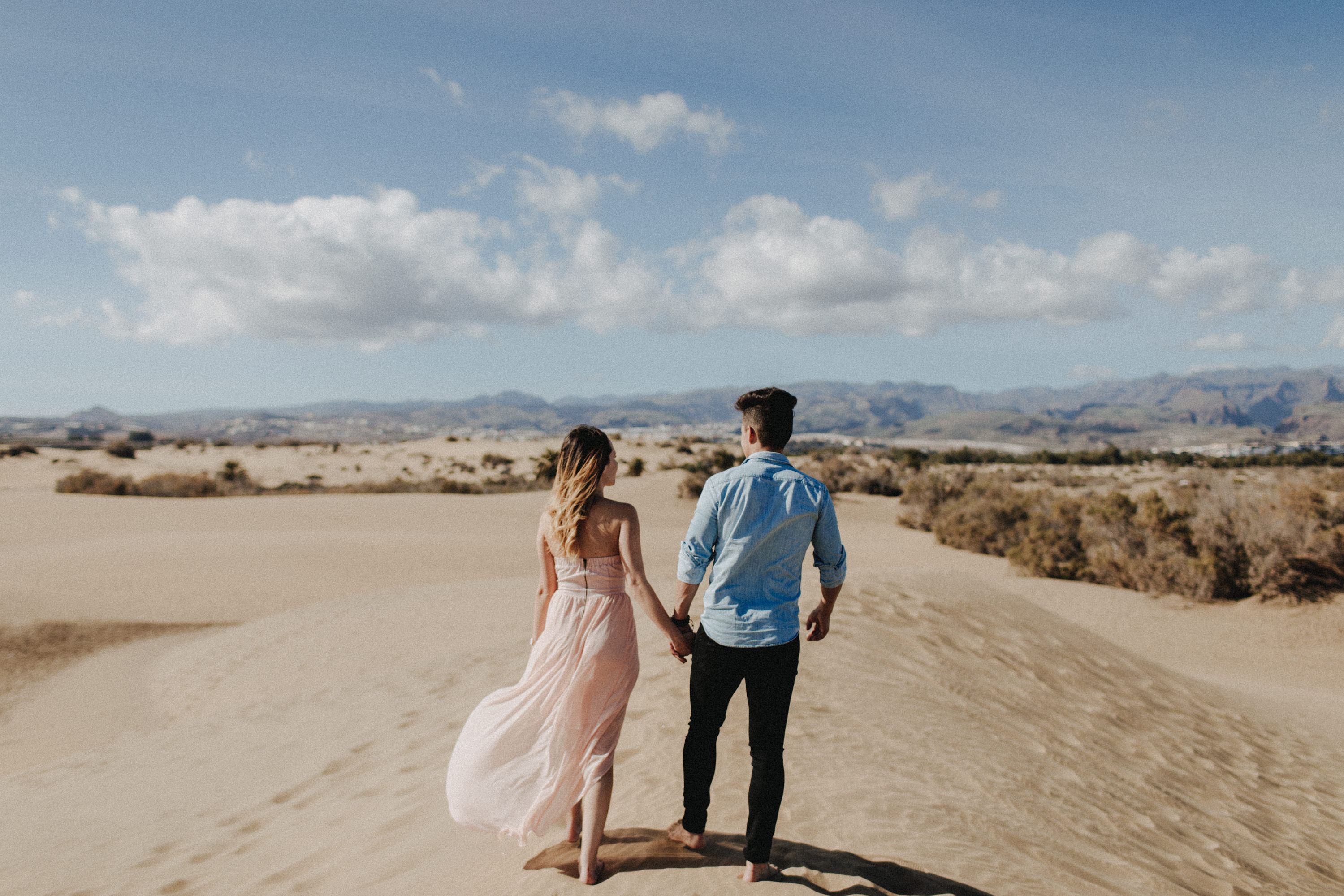 Zu sehen ist das Foto eines Elopement Shoots auf Gran Canaria in den Dünen von Maspalomas, aufgenommen von Tom und Lia, Hochzeitsfotografen aus Rostock. You see a photo that has been taken in the dunes of Maspalomas during an elopement shoot, Gran Canaria, by Tom and Lia, wedding photographers from Germany.