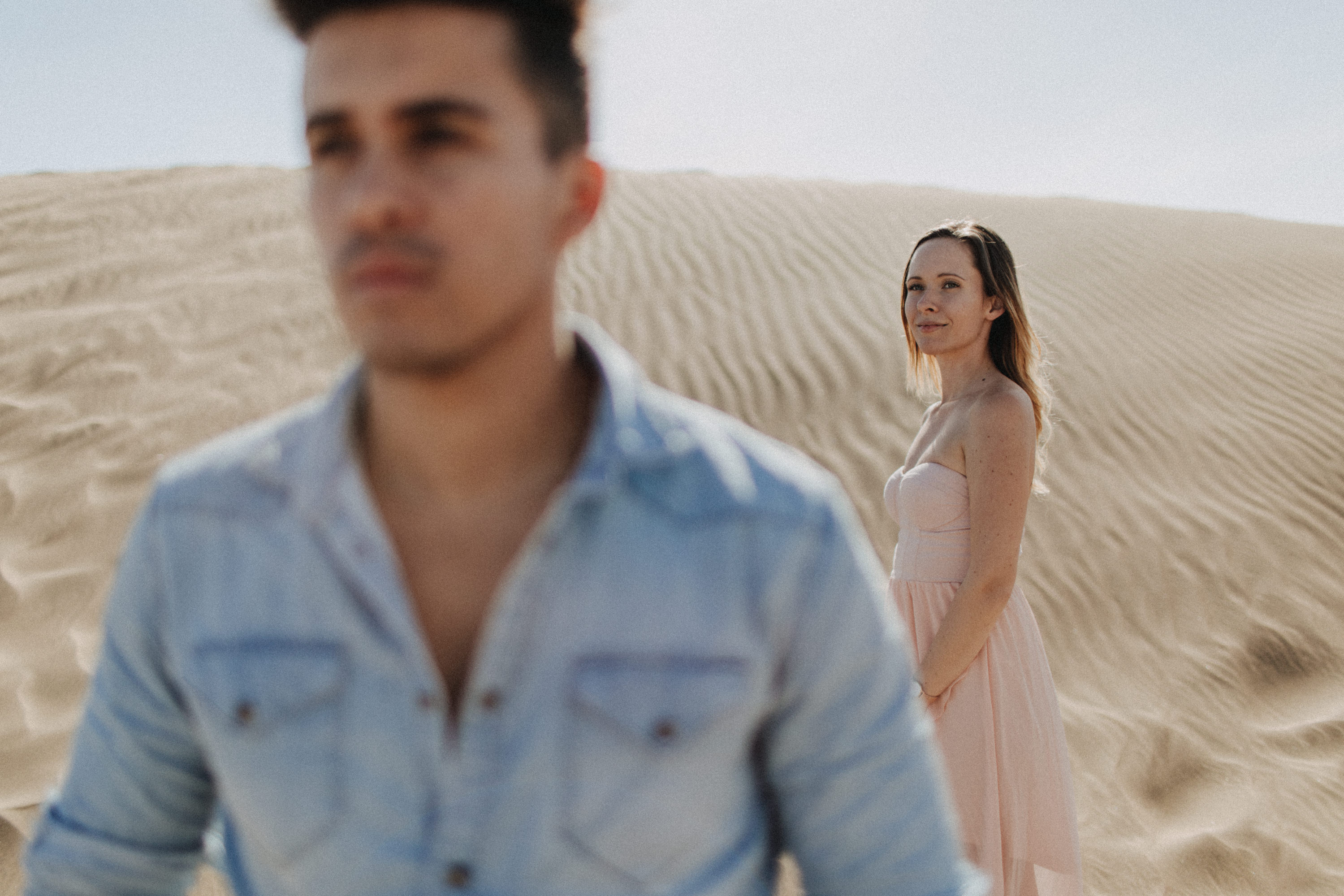 Zu sehen ist das Foto eines Elopement Shoots auf Gran Canaria in den Dünen von Maspalomas, aufgenommen von Tom und Lia, Hochzeitsfotografen aus Rostock. You see a photo that has been taken in the dunes of Maspalomas during an elopement shoot, Gran Canaria, by Tom and Lia, wedding photographers from Germany.