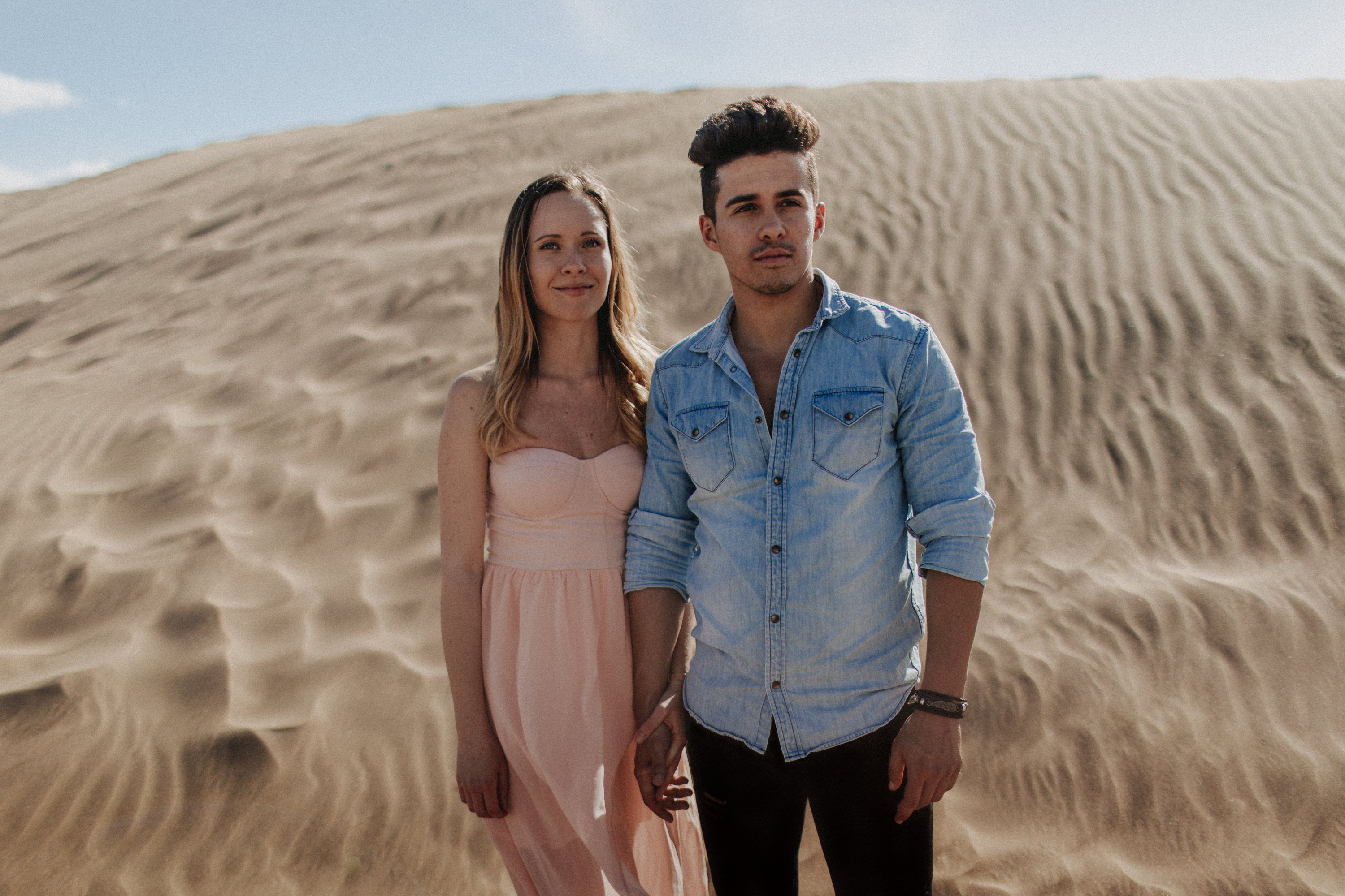 Zu sehen ist das Foto eines Elopement Shoots auf Gran Canaria in den Dünen von Maspalomas, aufgenommen von Tom und Lia, Hochzeitsfotografen aus Rostock. You see a photo that has been taken in the dunes of Maspalomas during an elopement shoot, Gran Canaria, by Tom and Lia, wedding photographers from Germany.