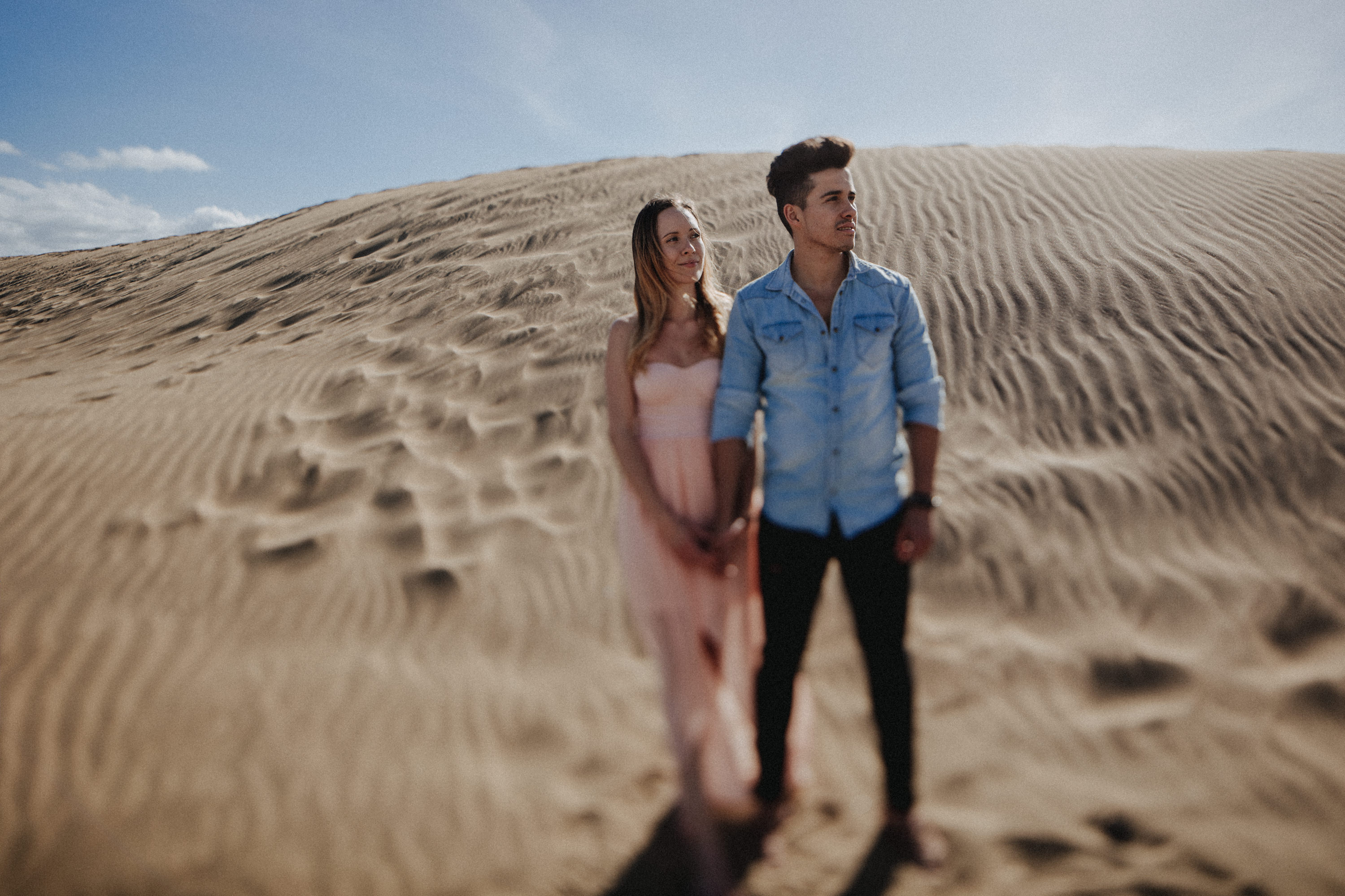 Zu sehen ist das Foto eines Elopement Shoots auf Gran Canaria in den Dünen von Maspalomas, aufgenommen von Tom und Lia, Hochzeitsfotografen aus Rostock. You see a photo that has been taken in the dunes of Maspalomas during an elopement shoot, Gran Canaria, by Tom and Lia, wedding photographers from Germany.