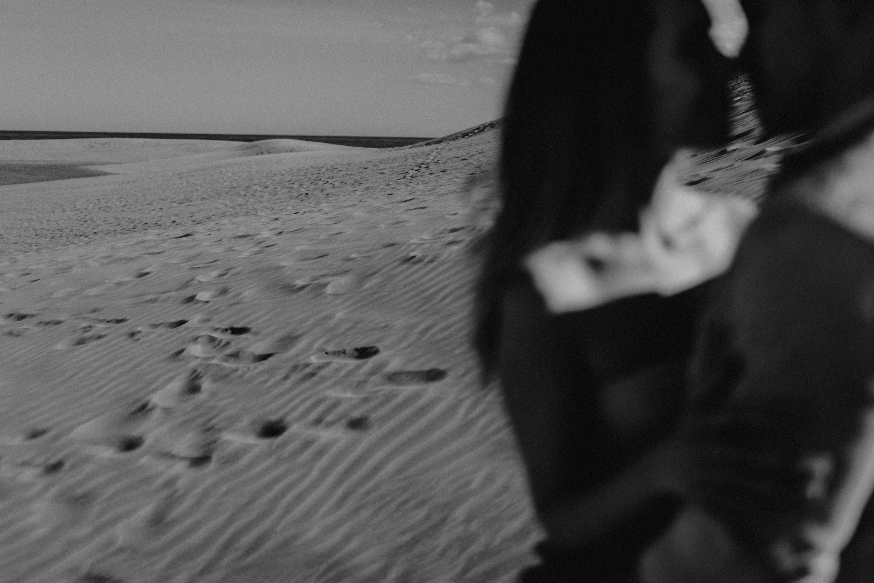 Zu sehen ist das Foto eines Elopement Shoots auf Gran Canaria in den Dünen von Maspalomas, aufgenommen von Tom und Lia, Hochzeitsfotografen aus Rostock. You see a photo that has been taken in the dunes of Maspalomas during an elopement shoot, Gran Canaria, by Tom and Lia, wedding photographers from Germany.