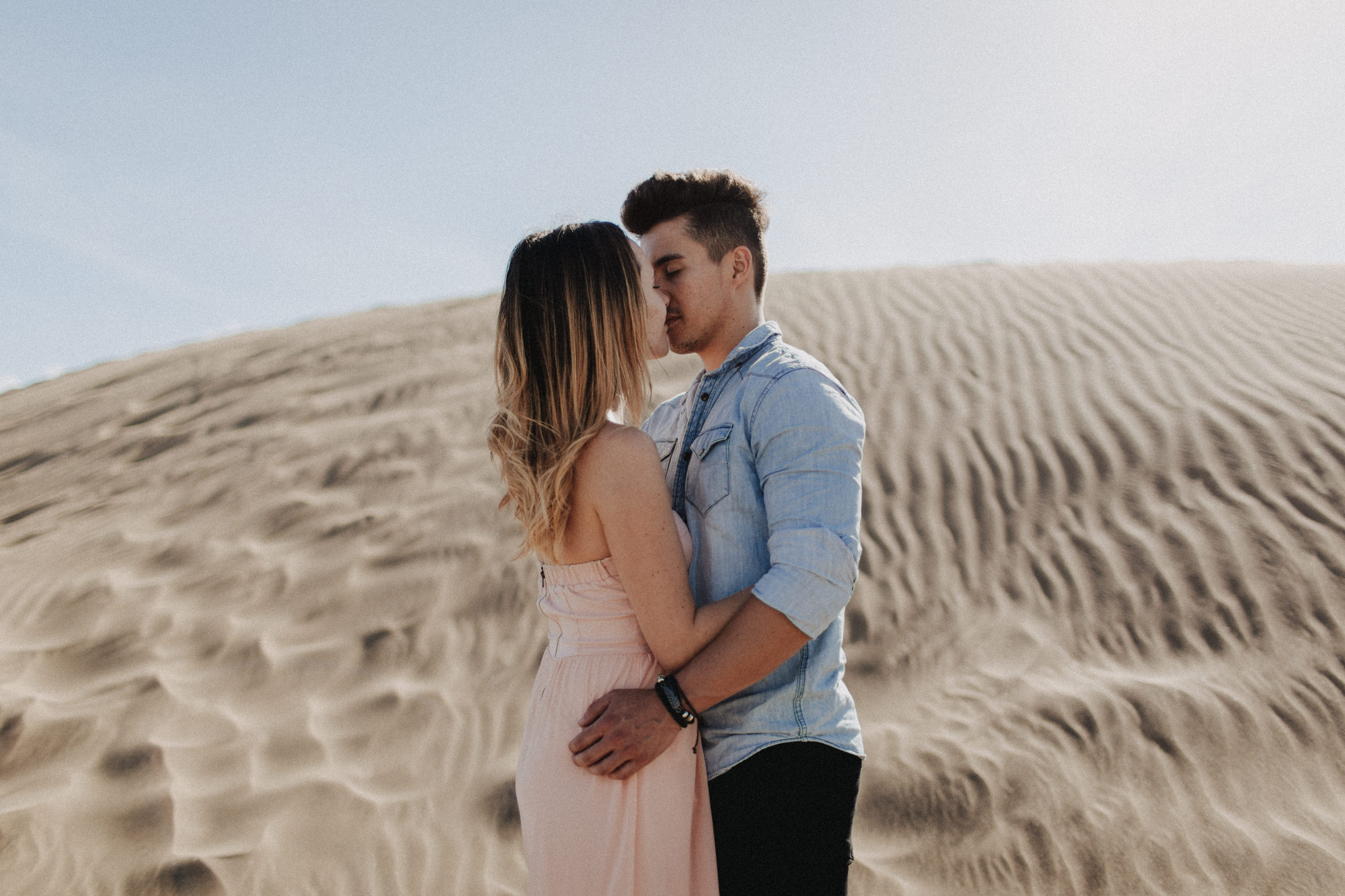 Zu sehen ist das Foto eines Elopement Shoots auf Gran Canaria in den Dünen von Maspalomas, aufgenommen von Tom und Lia, Hochzeitsfotografen aus Rostock. You see a photo that has been taken in the dunes of Maspalomas during an elopement shoot, Gran Canaria, by Tom and Lia, wedding photographers from Germany.