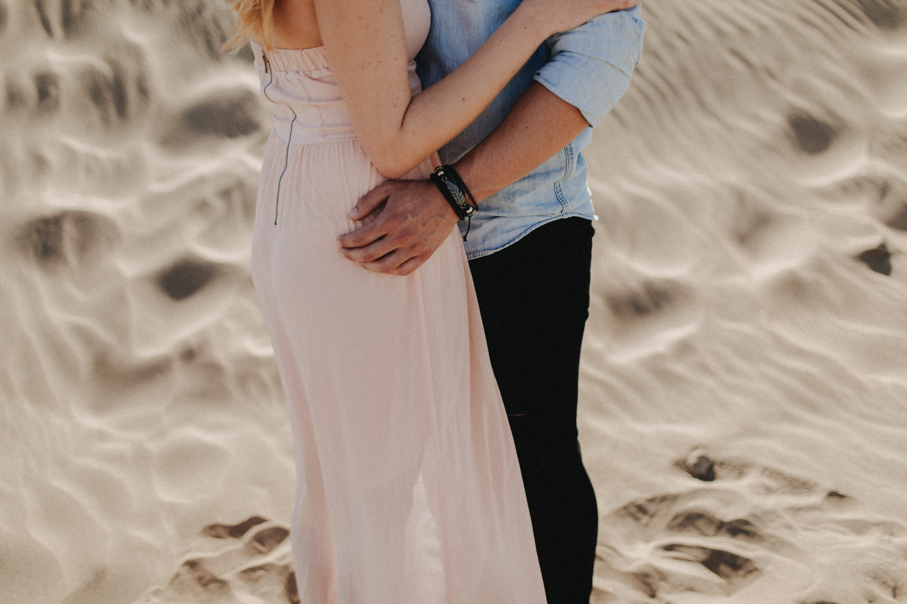 Zu sehen ist das Foto eines Elopement Shoots auf Gran Canaria in den Dünen von Maspalomas, aufgenommen von Tom und Lia, Hochzeitsfotografen aus Rostock. You see a photo that has been taken in the dunes of Maspalomas during an elopement shoot, Gran Canaria, by Tom and Lia, wedding photographers from Germany.