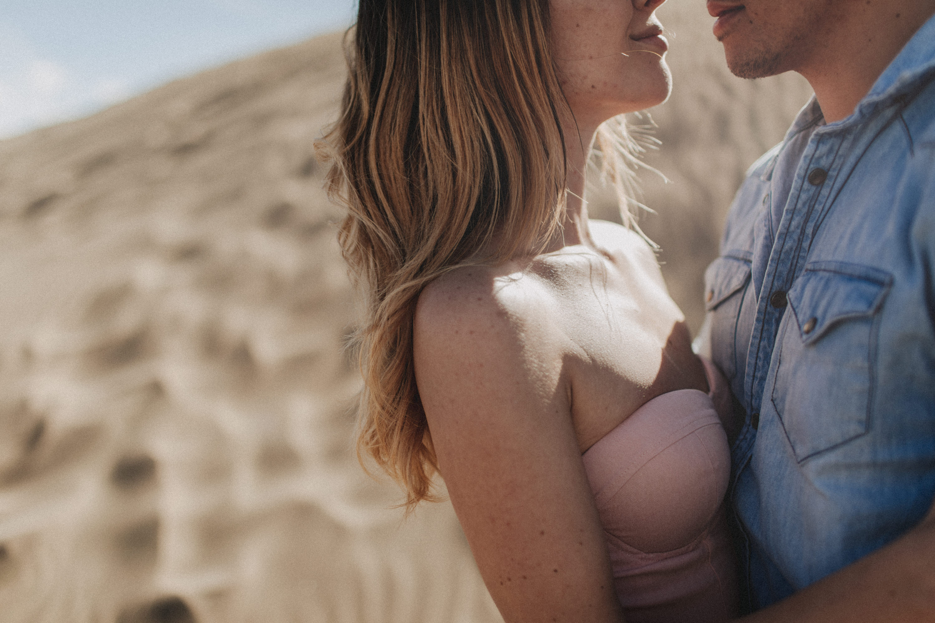 Zu sehen ist das Foto eines Elopement Shoots auf Gran Canaria in den Dünen von Maspalomas, aufgenommen von Tom und Lia, Hochzeitsfotografen aus Rostock. You see a photo that has been taken in the dunes of Maspalomas during an elopement shoot, Gran Canaria, by Tom and Lia, wedding photographers from Germany.