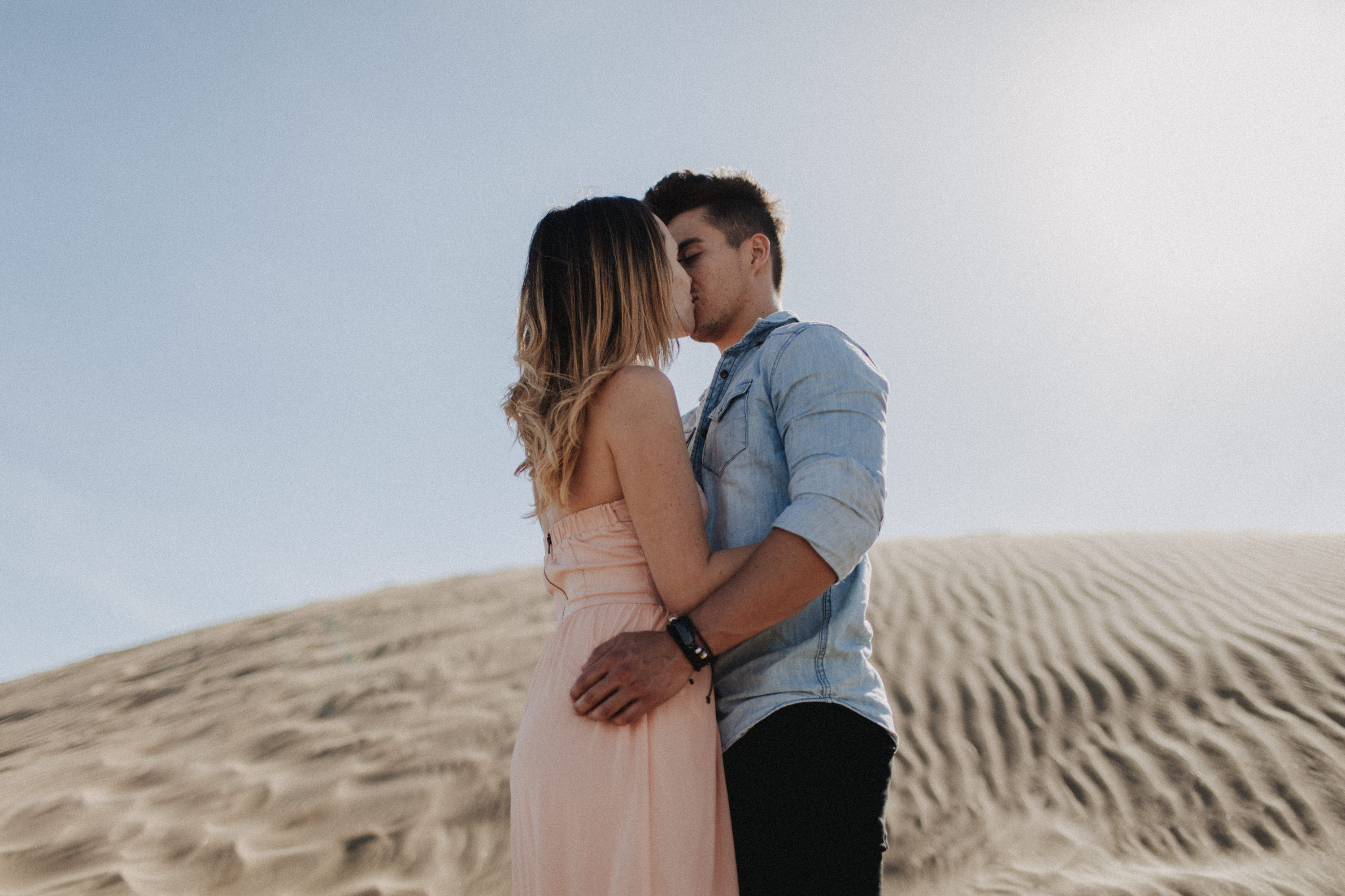 Zu sehen ist das Foto eines Elopement Shoots auf Gran Canaria in den Dünen von Maspalomas, aufgenommen von Tom und Lia, Hochzeitsfotografen aus Rostock. You see a photo that has been taken in the dunes of Maspalomas during an elopement shoot, Gran Canaria, by Tom and Lia, wedding photographers from Germany.