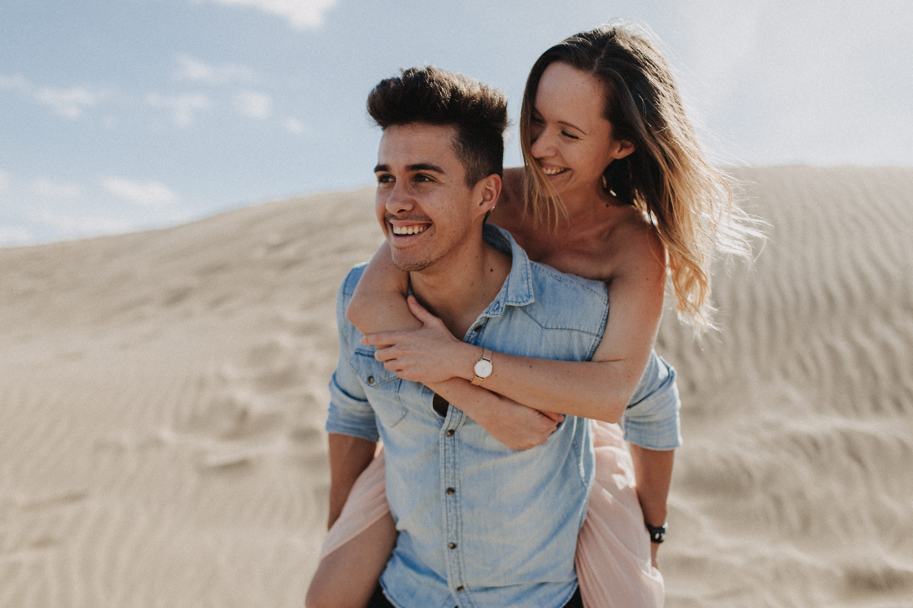 Zu sehen ist das Foto eines Elopement Shoots auf Gran Canaria in den Dünen von Maspalomas, aufgenommen von Tom und Lia, Hochzeitsfotografen aus Rostock. You see a photo that has been taken in the dunes of Maspalomas during an elopement shoot, Gran Canaria, by Tom and Lia, wedding photographers from Germany.