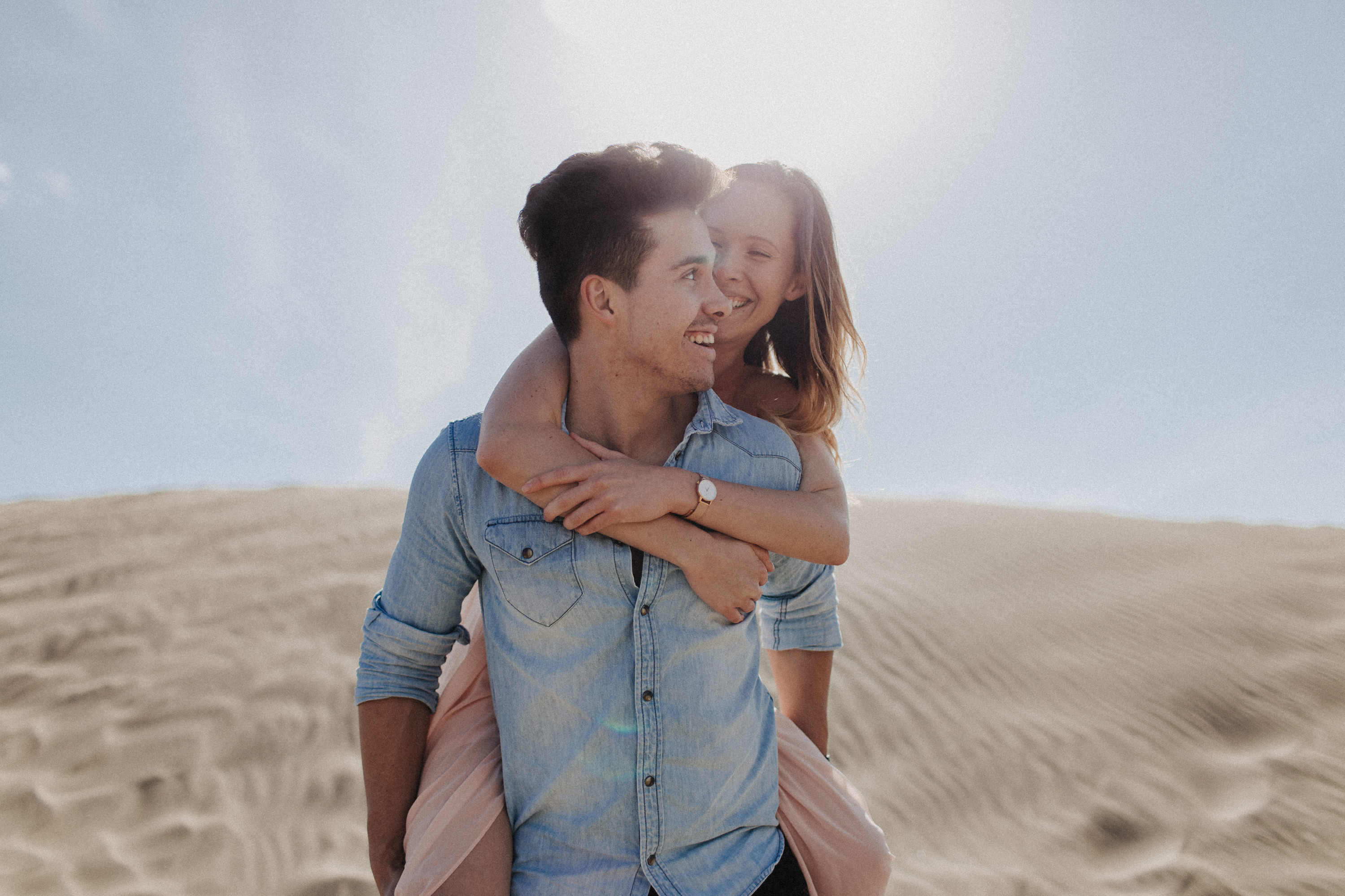 Zu sehen ist das Foto eines Elopement Shoots auf Gran Canaria in den Dünen von Maspalomas, aufgenommen von Tom und Lia, Hochzeitsfotografen aus Rostock. You see a photo that has been taken in the dunes of Maspalomas during an elopement shoot, Gran Canaria, by Tom and Lia, wedding photographers from Germany.