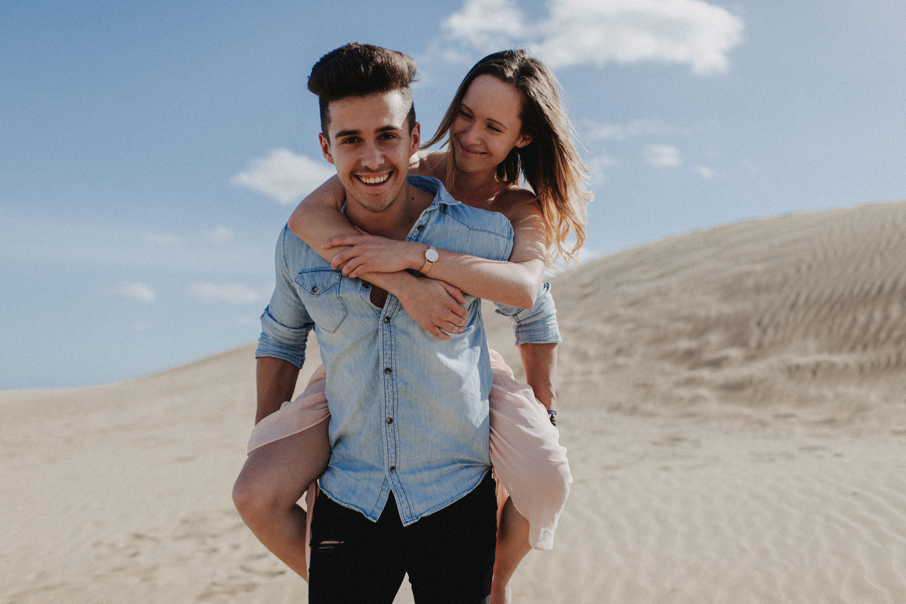 Zu sehen ist das Foto eines Elopement Shoots auf Gran Canaria in den Dünen von Maspalomas, aufgenommen von Tom und Lia, Hochzeitsfotografen aus Rostock. You see a photo that has been taken in the dunes of Maspalomas during an elopement shoot, Gran Canaria, by Tom and Lia, wedding photographers from Germany.