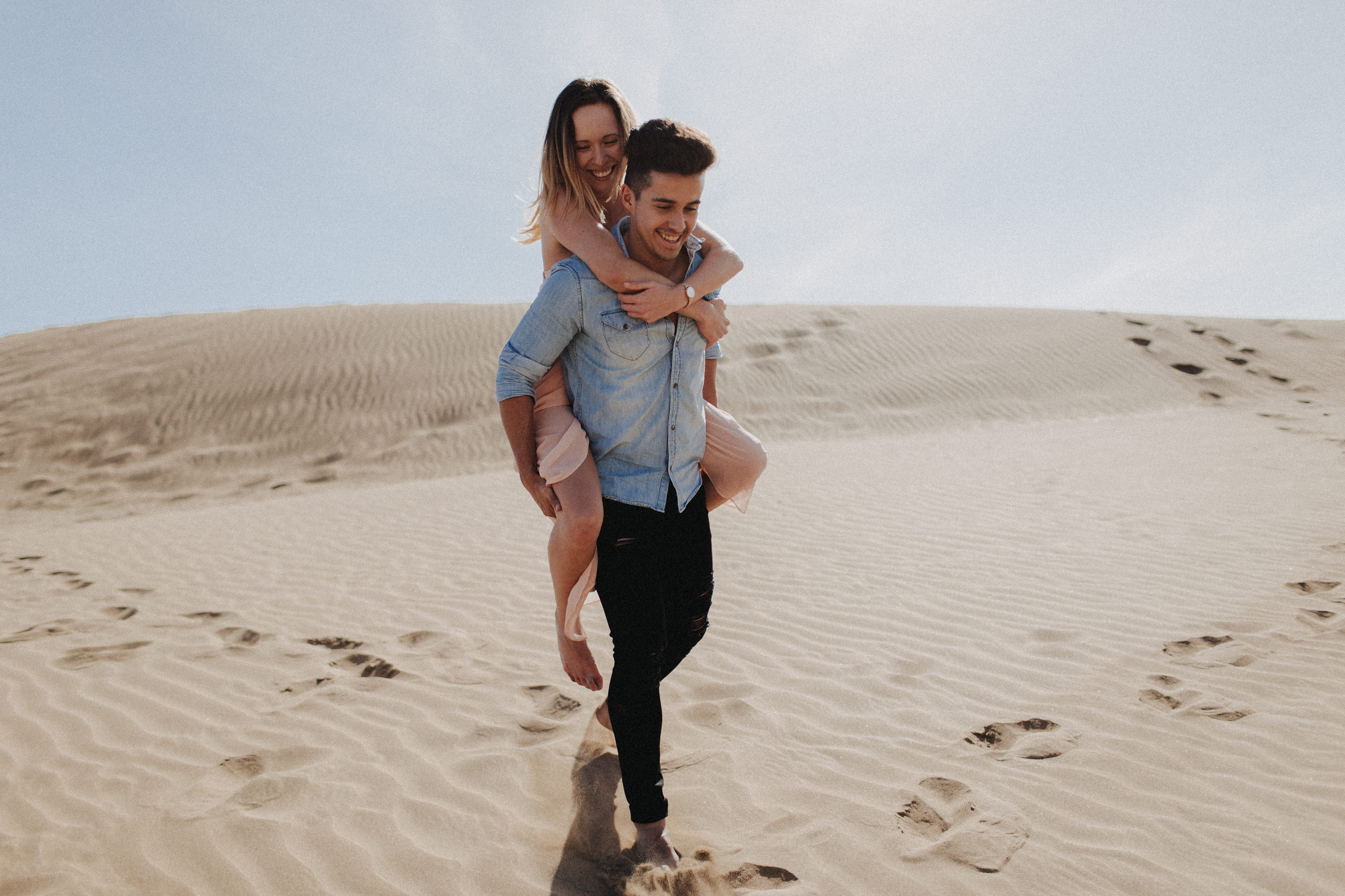 Zu sehen ist das Foto eines Elopement Shoots auf Gran Canaria in den Dünen von Maspalomas, aufgenommen von Tom und Lia, Hochzeitsfotografen aus Rostock. You see a photo that has been taken in the dunes of Maspalomas during an elopement shoot, Gran Canaria, by Tom and Lia, wedding photographers from Germany.