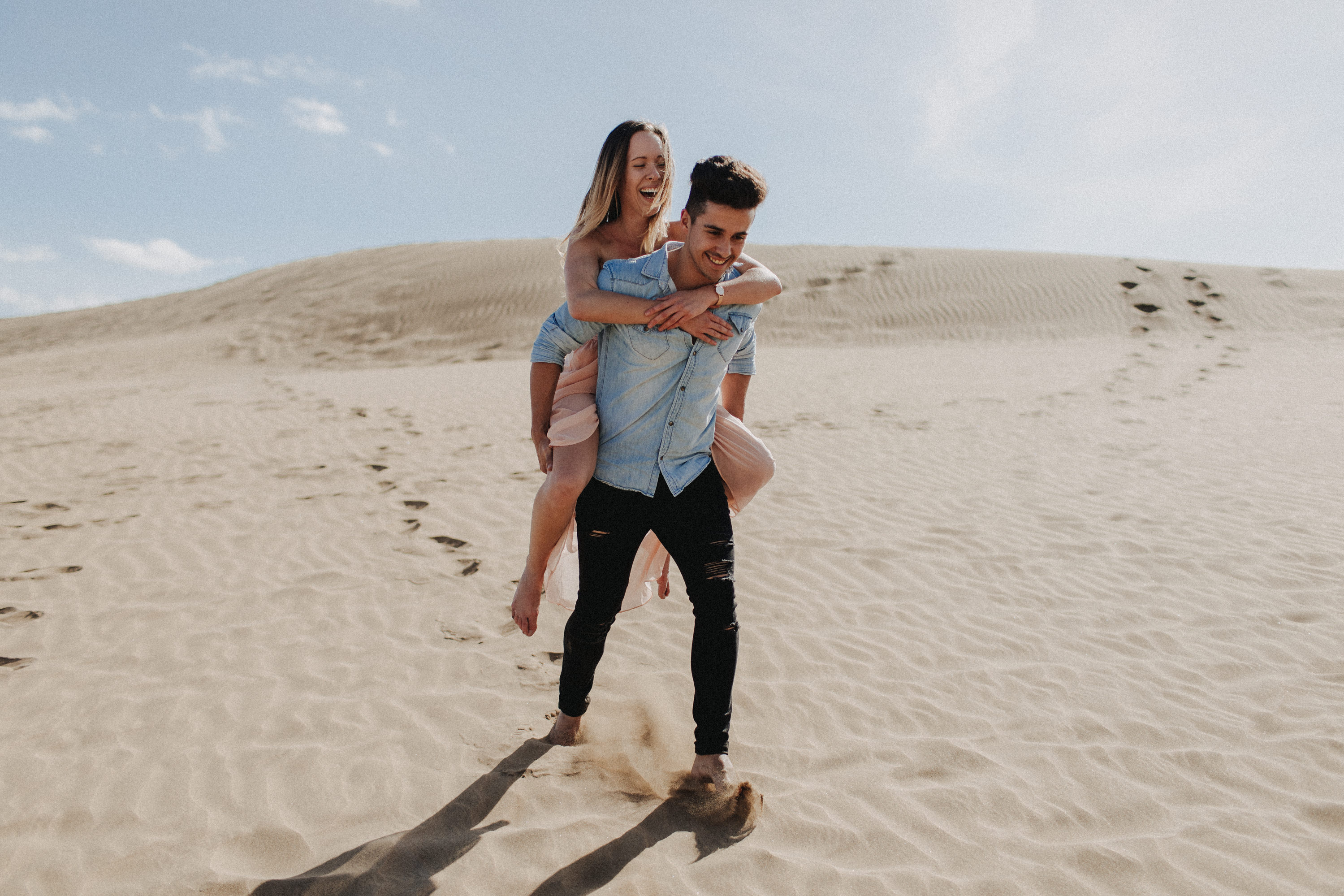 Zu sehen ist das Foto eines Elopement Shoots auf Gran Canaria in den Dünen von Maspalomas, aufgenommen von Tom und Lia, Hochzeitsfotografen aus Rostock. You see a photo that has been taken in the dunes of Maspalomas during an elopement shoot, Gran Canaria, by Tom and Lia, wedding photographers from Germany.