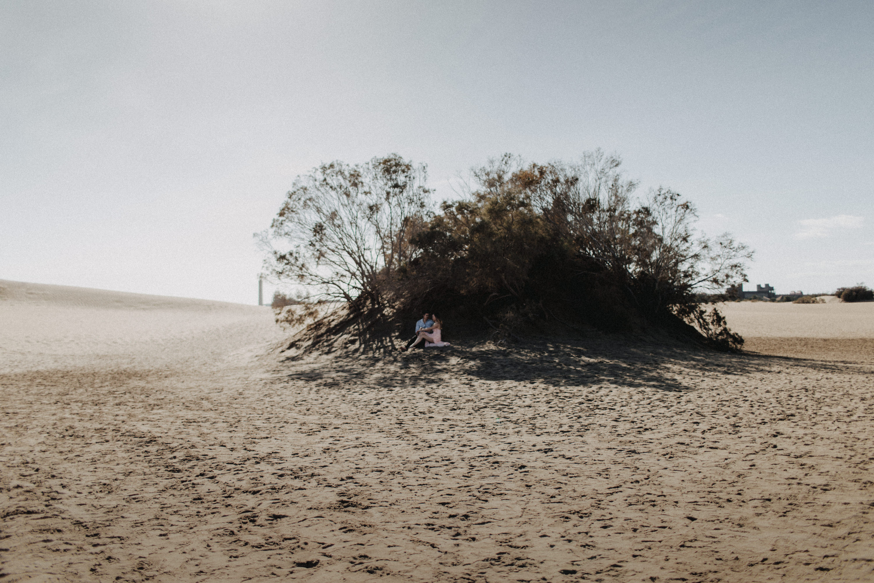 Zu sehen ist das Foto eines Elopement Shoots auf Gran Canaria in den Dünen von Maspalomas, aufgenommen von Tom und Lia, Hochzeitsfotografen aus Rostock. You see a photo that has been taken in the dunes of Maspalomas during an elopement shoot, Gran Canaria, by Tom and Lia, wedding photographers from Germany.