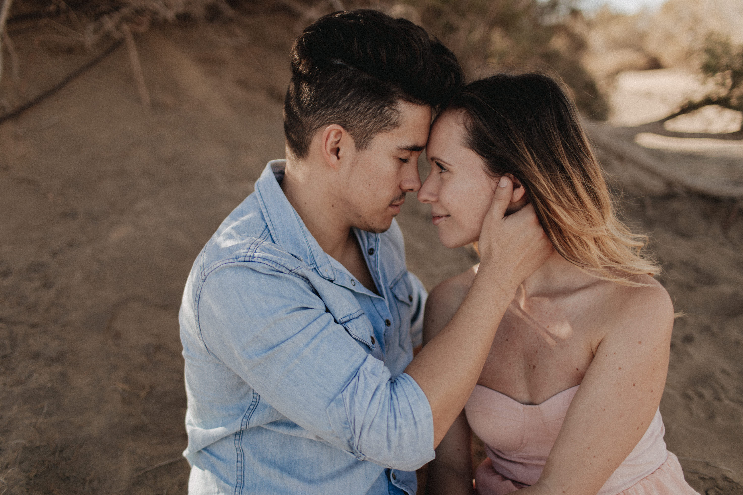 Zu sehen ist das Foto eines Elopement Shoots auf Gran Canaria in den Dünen von Maspalomas, aufgenommen von Tom und Lia, Hochzeitsfotografen aus Rostock. You see a photo that has been taken in the dunes of Maspalomas during an elopement shoot, Gran Canaria, by Tom and Lia, wedding photographers from Germany.