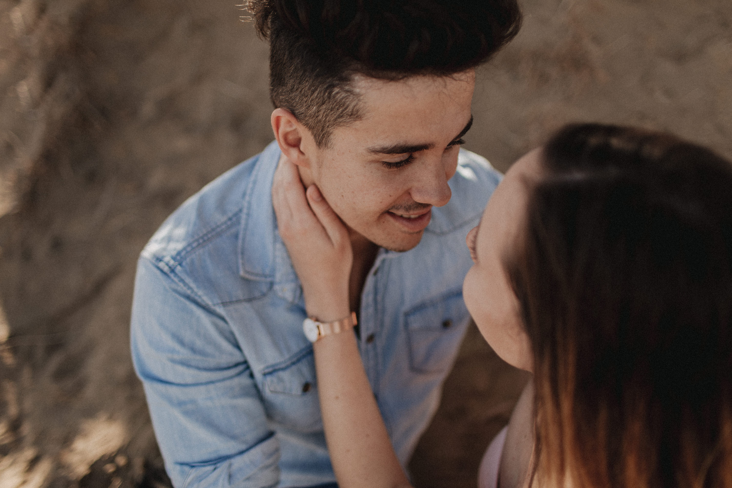 Zu sehen ist das Foto eines Elopement Shoots auf Gran Canaria in den Dünen von Maspalomas, aufgenommen von Tom und Lia, Hochzeitsfotografen aus Rostock. You see a photo that has been taken in the dunes of Maspalomas during an elopement shoot, Gran Canaria, by Tom and Lia, wedding photographers from Germany.