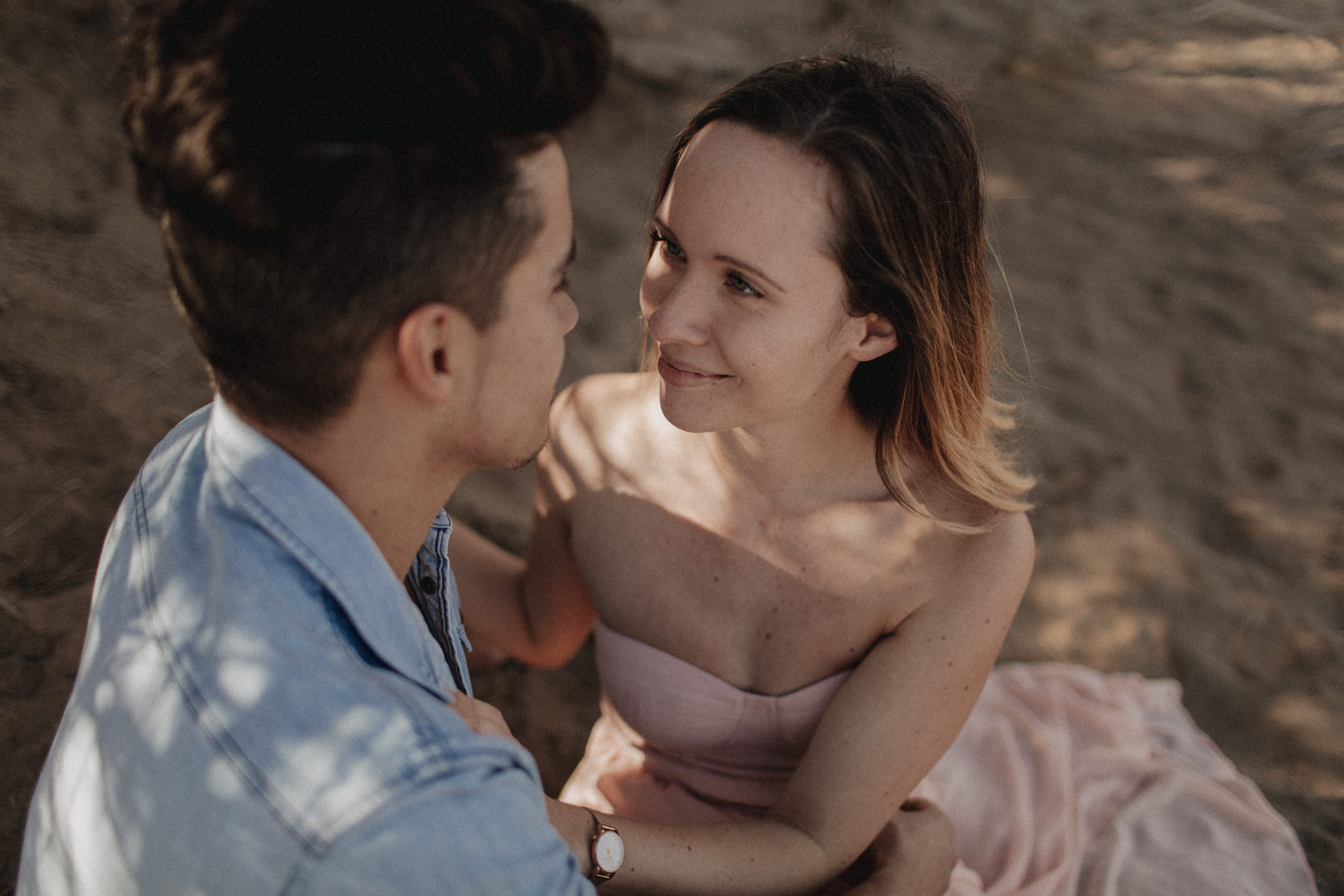 Zu sehen ist das Foto eines Elopement Shoots auf Gran Canaria in den Dünen von Maspalomas, aufgenommen von Tom und Lia, Hochzeitsfotografen aus Rostock. You see a photo that has been taken in the dunes of Maspalomas during an elopement shoot, Gran Canaria, by Tom and Lia, wedding photographers from Germany.