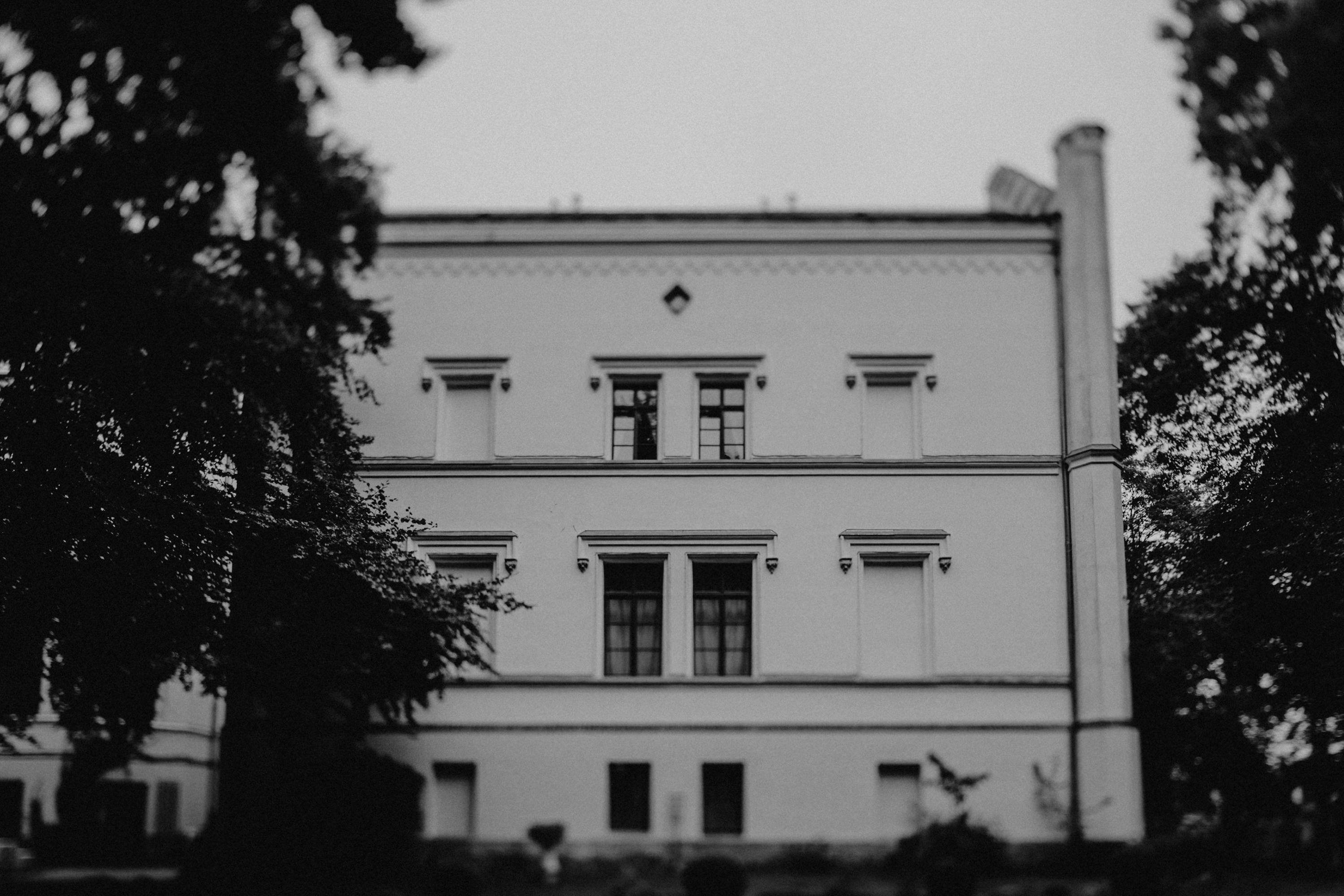 Zu sehen ist ein Hochzeitsfoto einer Hochzeitsreportage einer Hochzeit aus dem Jahr 2017. Gefeiiert wurde im Schloss Bredenfelde in Mecklenburg-Vorpommern. Eine Schlosshochzeit, fotografiert von den Hochzeitsfotografen Tom und Lia aus Rostock.