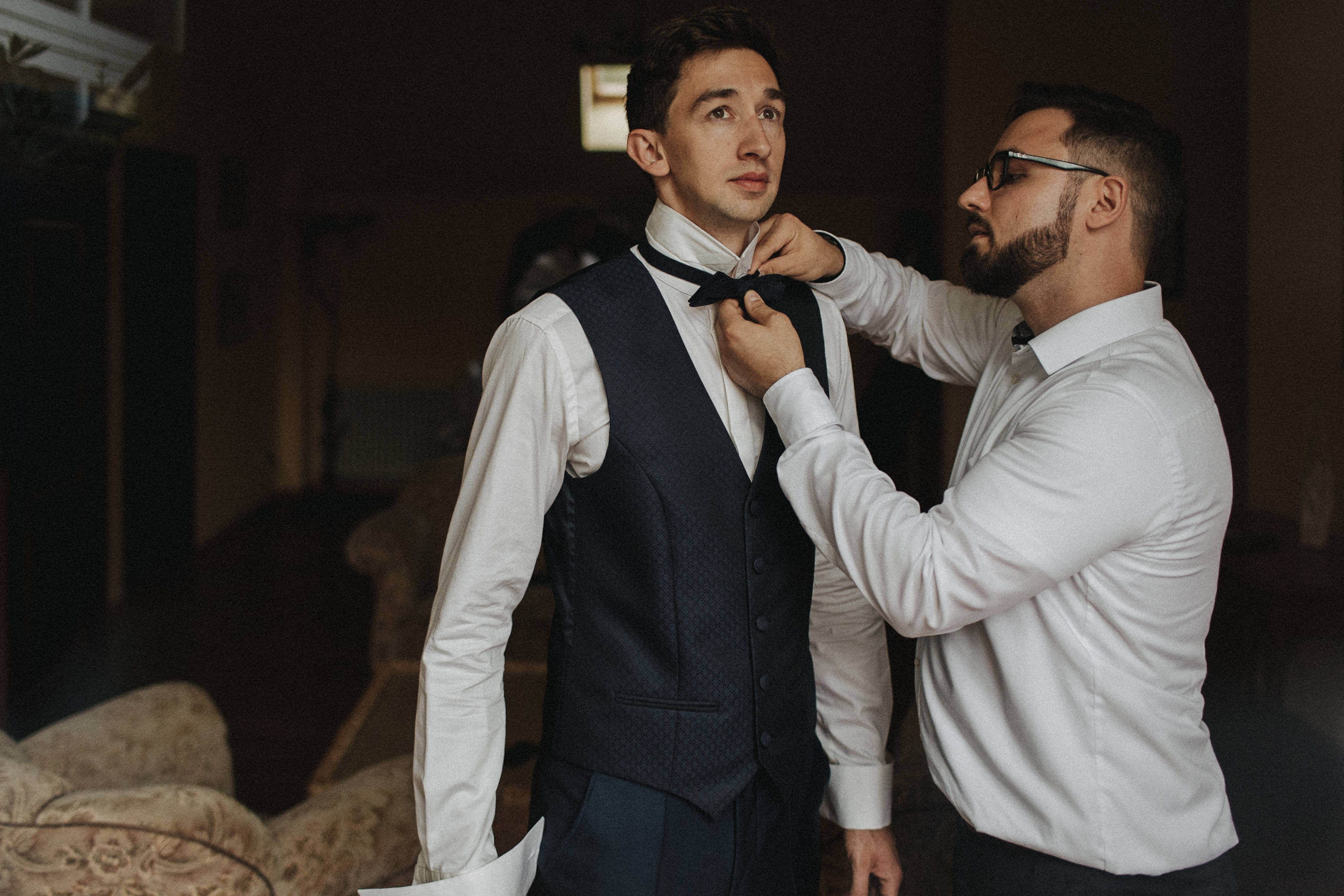 Zu sehen ist ein Hochzeitsfoto einer Hochzeitsreportage einer Hochzeit aus dem Jahr 2017. Gefeiiert wurde im Schloss Bredenfelde in Mecklenburg-Vorpommern. Eine Schlosshochzeit, fotografiert von den Hochzeitsfotografen Tom und Lia aus Rostock.