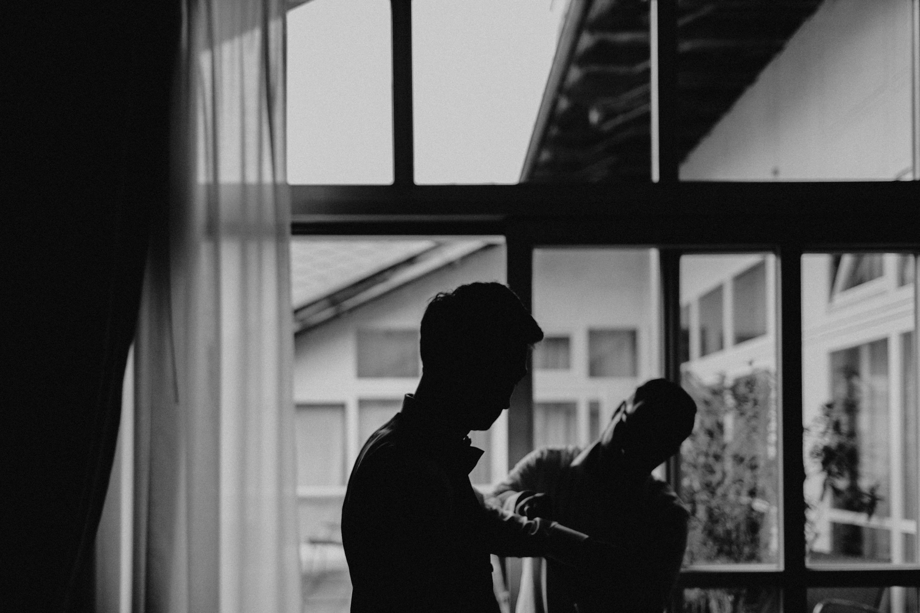 Zu sehen ist ein Hochzeitsfoto einer Hochzeitsreportage einer Hochzeit aus dem Jahr 2017. Gefeiiert wurde im Schloss Bredenfelde in Mecklenburg-Vorpommern. Eine Schlosshochzeit, fotografiert von den Hochzeitsfotografen Tom und Lia aus Rostock.