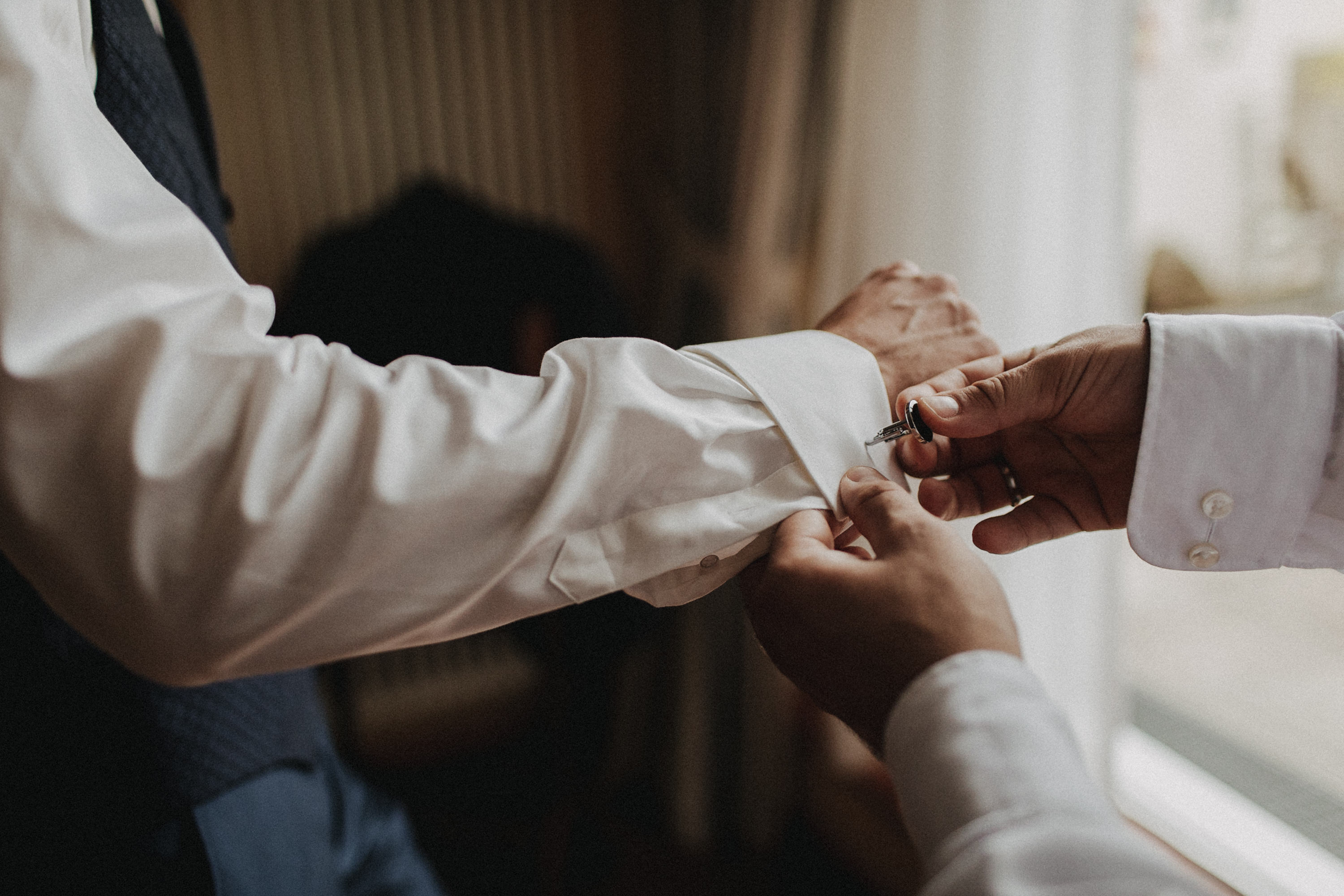 Zu sehen ist ein Hochzeitsfoto einer Hochzeitsreportage einer Hochzeit aus dem Jahr 2017. Gefeiiert wurde im Schloss Bredenfelde in Mecklenburg-Vorpommern. Eine Schlosshochzeit, fotografiert von den Hochzeitsfotografen Tom und Lia aus Rostock.