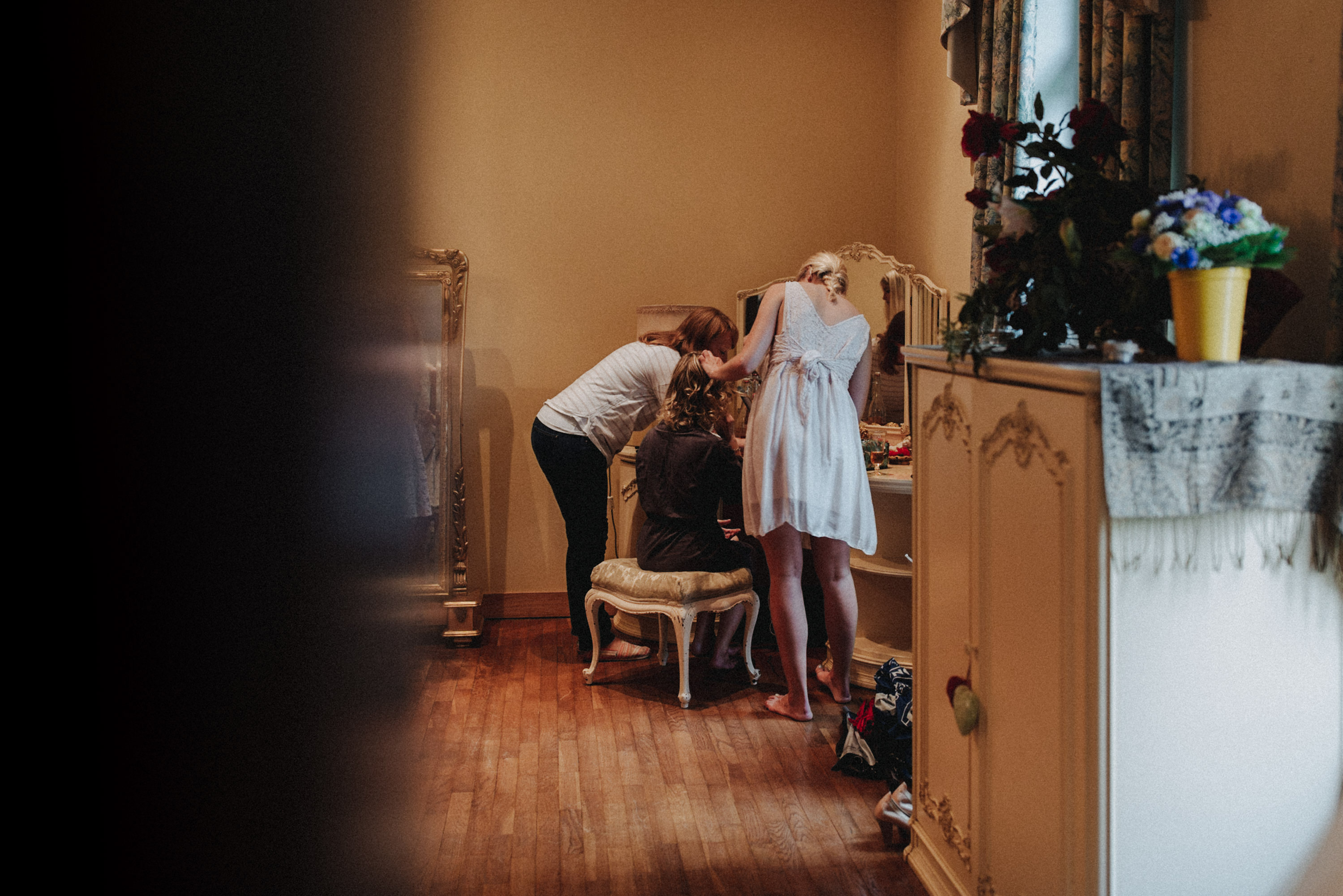 Zu sehen ist ein Hochzeitsfoto einer Hochzeitsreportage einer Hochzeit aus dem Jahr 2017. Gefeiiert wurde im Schloss Bredenfelde in Mecklenburg-Vorpommern. Eine Schlosshochzeit, fotografiert von den Hochzeitsfotografen Tom und Lia aus Rostock.