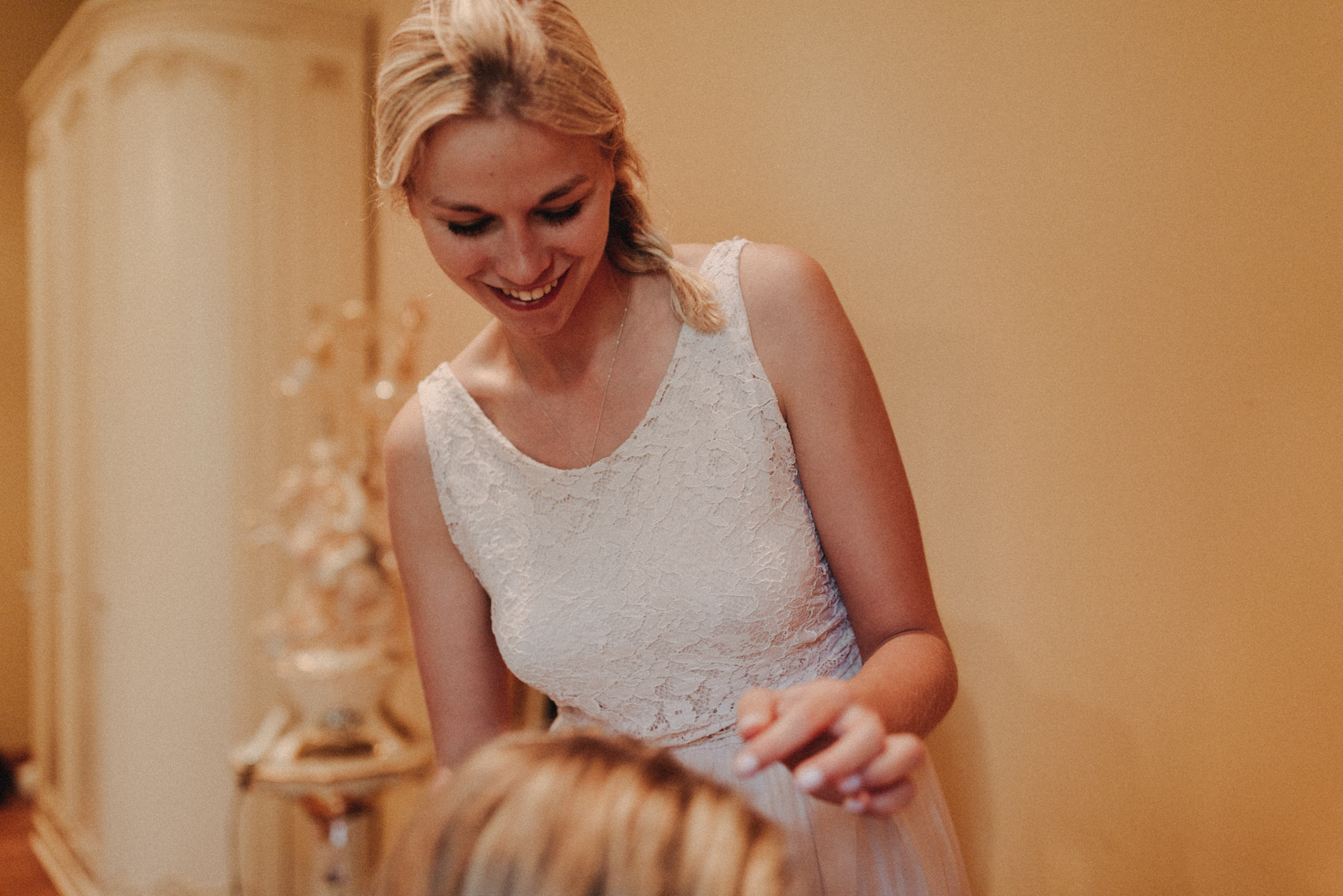 Zu sehen ist ein Hochzeitsfoto einer Hochzeitsreportage einer Hochzeit aus dem Jahr 2017. Gefeiiert wurde im Schloss Bredenfelde in Mecklenburg-Vorpommern. Eine Schlosshochzeit, fotografiert von den Hochzeitsfotografen Tom und Lia aus Rostock.