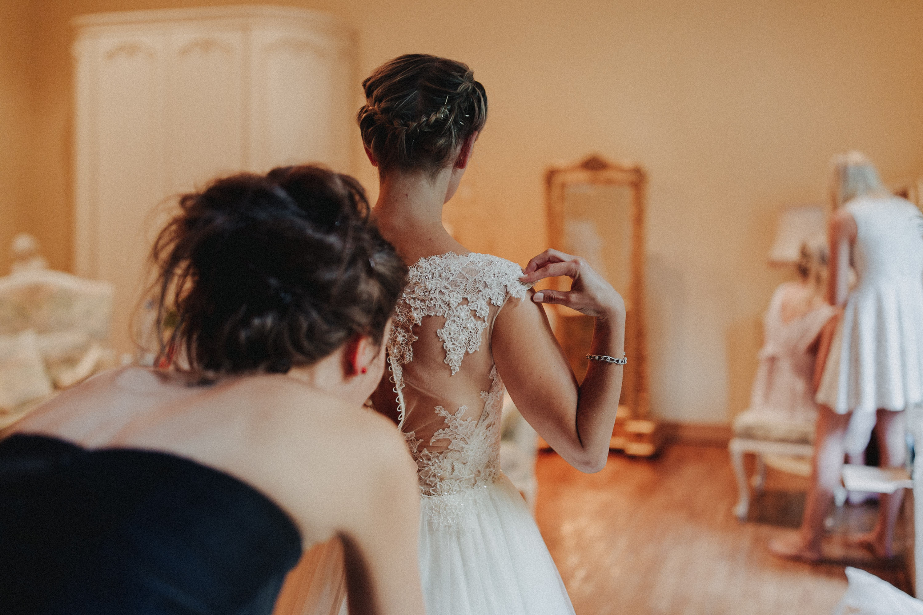 Zu sehen ist ein Hochzeitsfoto einer Hochzeitsreportage einer Hochzeit aus dem Jahr 2017. Gefeiiert wurde im Schloss Bredenfelde in Mecklenburg-Vorpommern. Eine Schlosshochzeit, fotografiert von den Hochzeitsfotografen Tom und Lia aus Rostock.