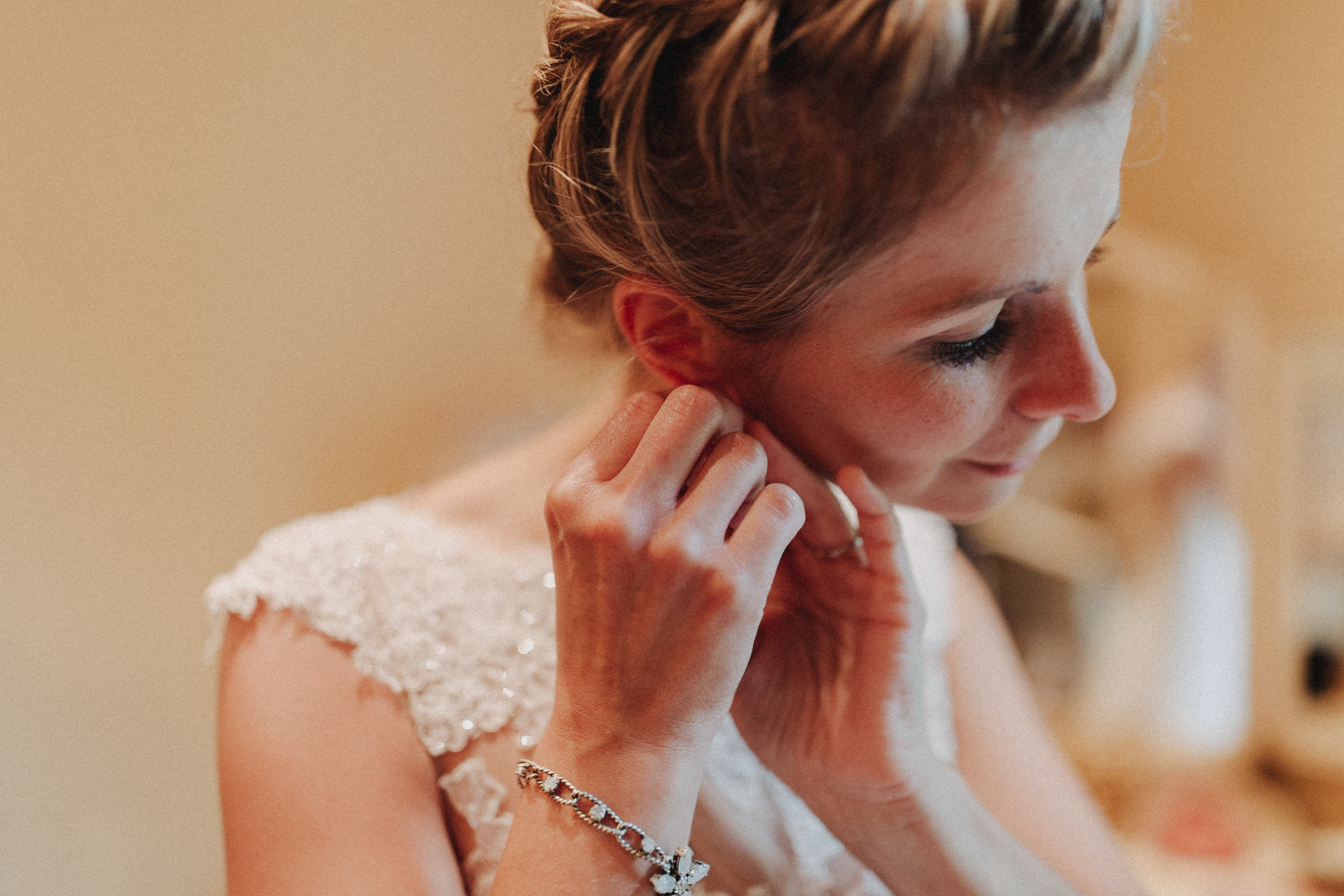 Zu sehen ist ein Hochzeitsfoto einer Hochzeitsreportage einer Hochzeit aus dem Jahr 2017. Gefeiiert wurde im Schloss Bredenfelde in Mecklenburg-Vorpommern. Eine Schlosshochzeit, fotografiert von den Hochzeitsfotografen Tom und Lia aus Rostock.