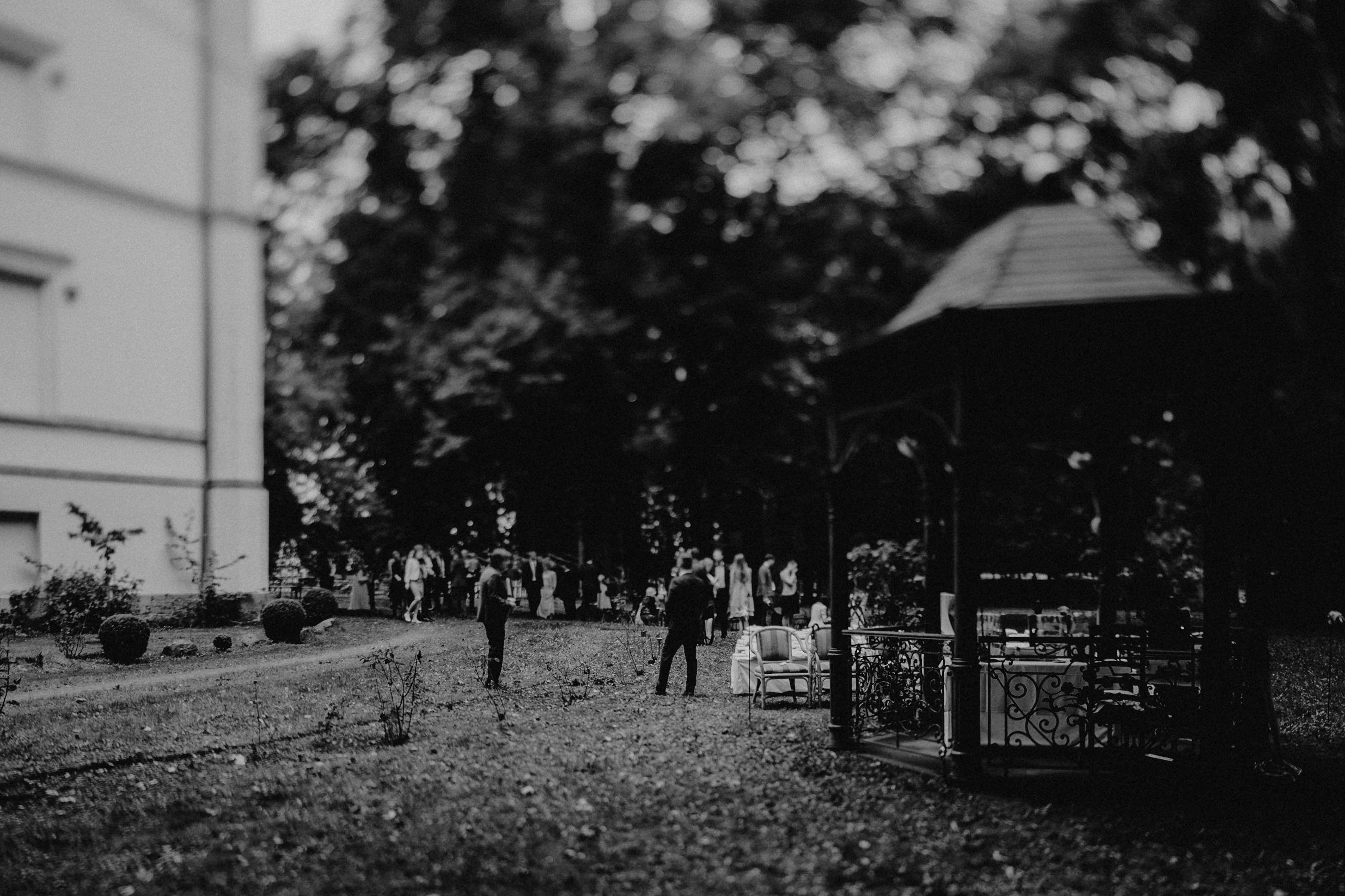 Zu sehen ist ein Hochzeitsfoto einer Hochzeitsreportage einer Hochzeit aus dem Jahr 2017. Gefeiiert wurde im Schloss Bredenfelde in Mecklenburg-Vorpommern. Eine Schlosshochzeit, fotografiert von den Hochzeitsfotografen Tom und Lia aus Rostock.