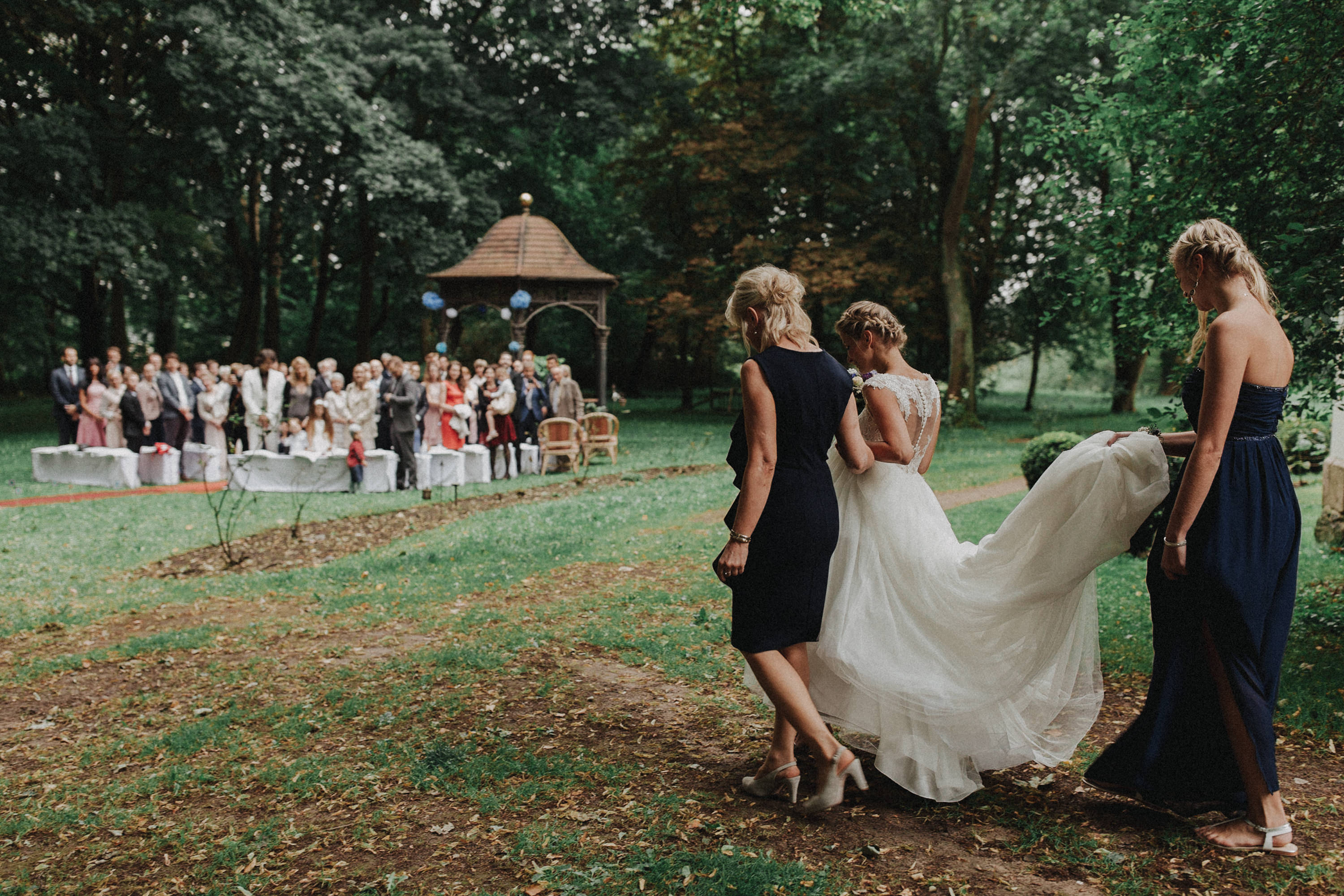 Zu sehen ist ein Hochzeitsfoto einer Hochzeitsreportage einer Hochzeit aus dem Jahr 2017. Gefeiiert wurde im Schloss Bredenfelde in Mecklenburg-Vorpommern. Eine Schlosshochzeit, fotografiert von den Hochzeitsfotografen Tom und Lia aus Rostock.