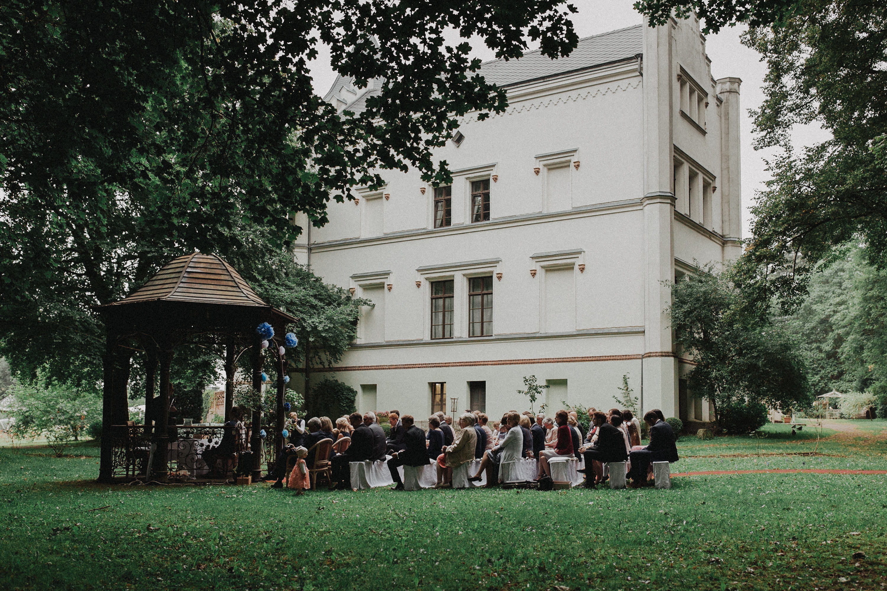 Zu sehen ist ein Hochzeitsfoto einer Hochzeitsreportage einer Hochzeit aus dem Jahr 2017. Gefeiiert wurde im Schloss Bredenfelde in Mecklenburg-Vorpommern. Eine Schlosshochzeit, fotografiert von den Hochzeitsfotografen Tom und Lia aus Rostock.