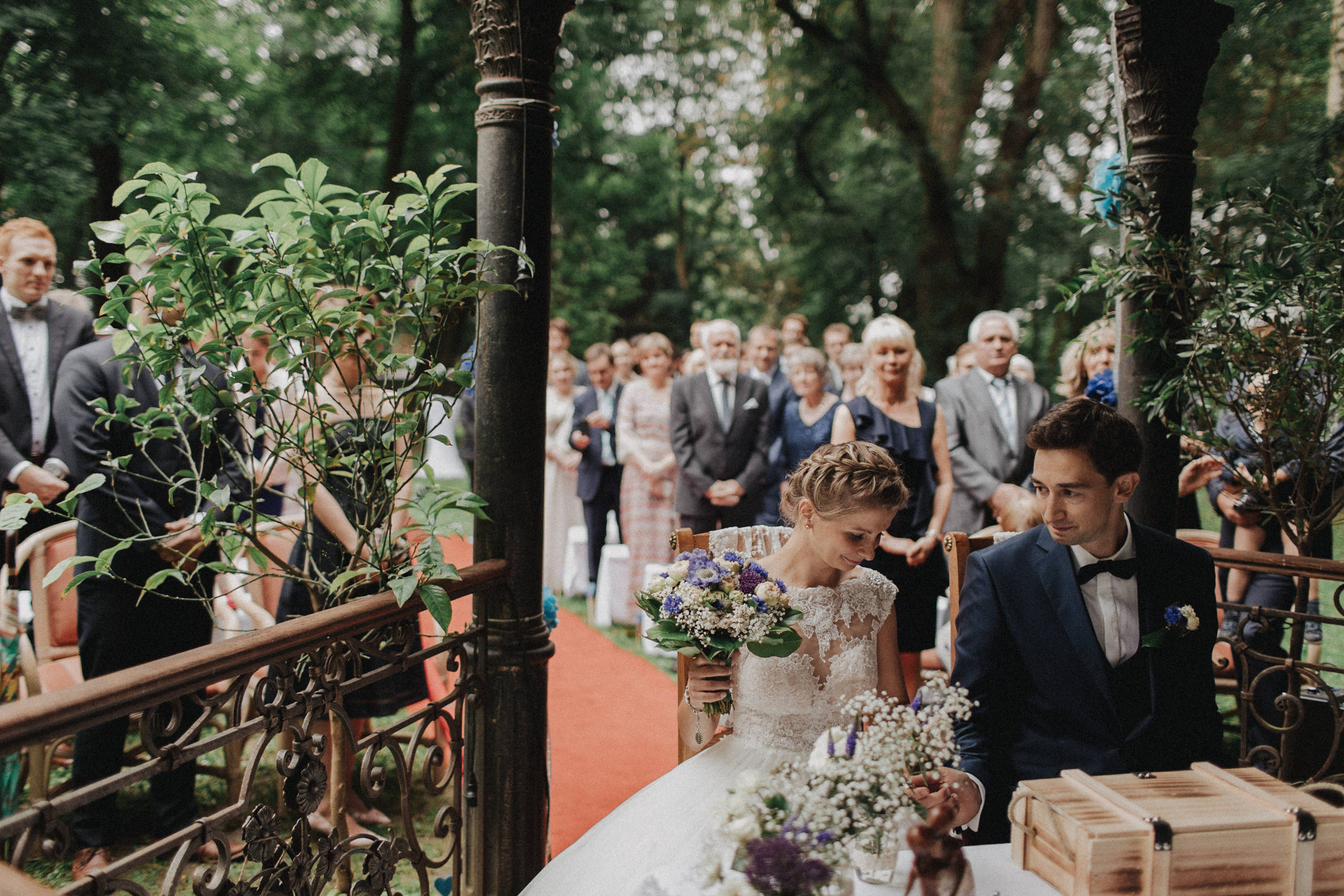 Zu sehen ist ein Hochzeitsfoto einer Hochzeitsreportage einer Hochzeit aus dem Jahr 2017. Gefeiiert wurde im Schloss Bredenfelde in Mecklenburg-Vorpommern. Eine Schlosshochzeit, fotografiert von den Hochzeitsfotografen Tom und Lia aus Rostock.