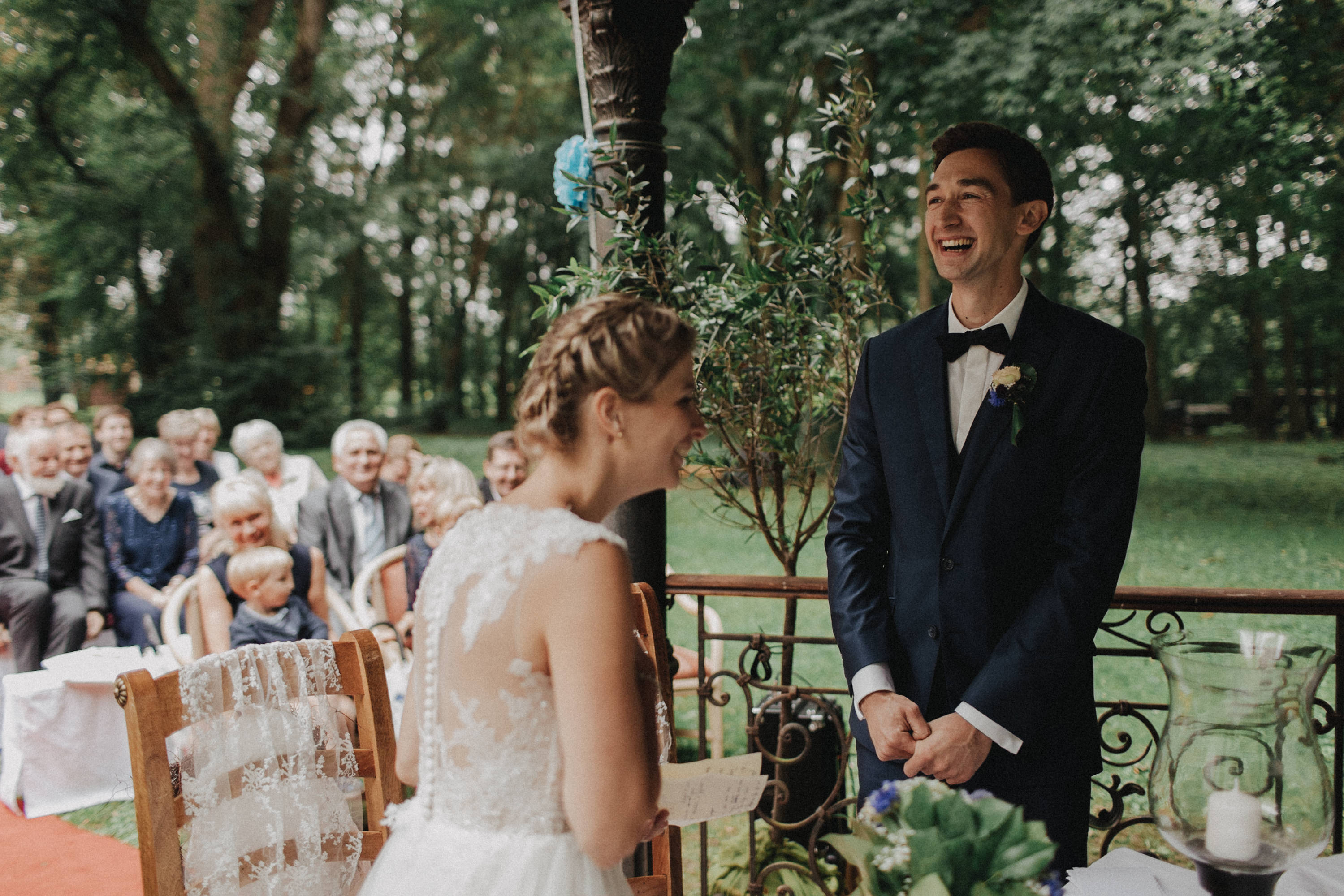 Zu sehen ist ein Hochzeitsfoto einer Hochzeitsreportage einer Hochzeit aus dem Jahr 2017. Gefeiiert wurde im Schloss Bredenfelde in Mecklenburg-Vorpommern. Eine Schlosshochzeit, fotografiert von den Hochzeitsfotografen Tom und Lia aus Rostock.