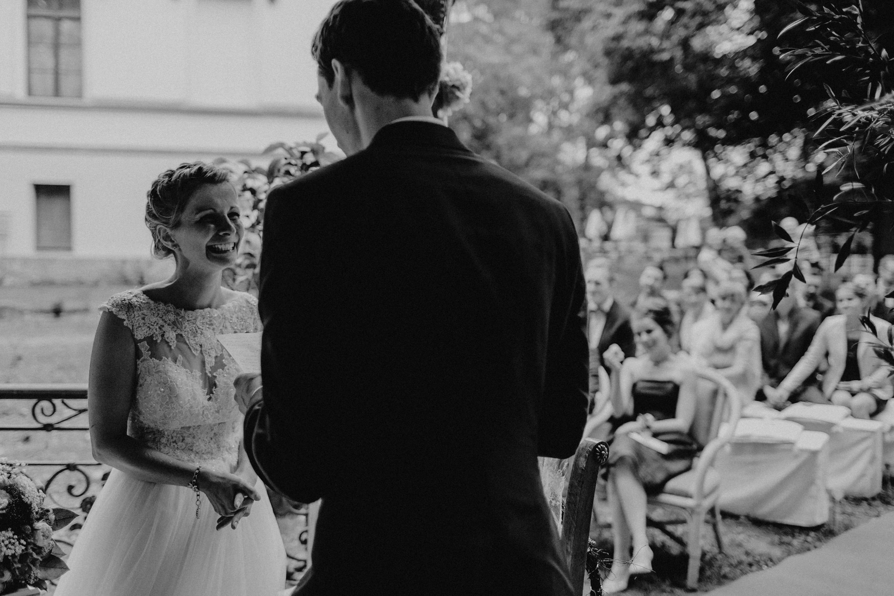 Zu sehen ist ein Hochzeitsfoto einer Hochzeitsreportage einer Hochzeit aus dem Jahr 2017. Gefeiiert wurde im Schloss Bredenfelde in Mecklenburg-Vorpommern. Eine Schlosshochzeit, fotografiert von den Hochzeitsfotografen Tom und Lia aus Rostock.