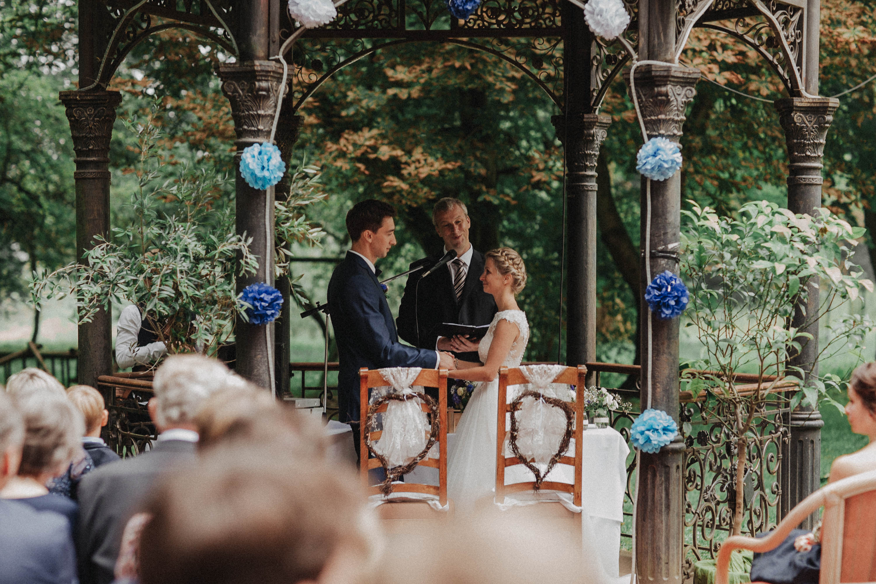 Zu sehen ist ein Hochzeitsfoto einer Hochzeitsreportage einer Hochzeit aus dem Jahr 2017. Gefeiiert wurde im Schloss Bredenfelde in Mecklenburg-Vorpommern. Eine Schlosshochzeit, fotografiert von den Hochzeitsfotografen Tom und Lia aus Rostock.