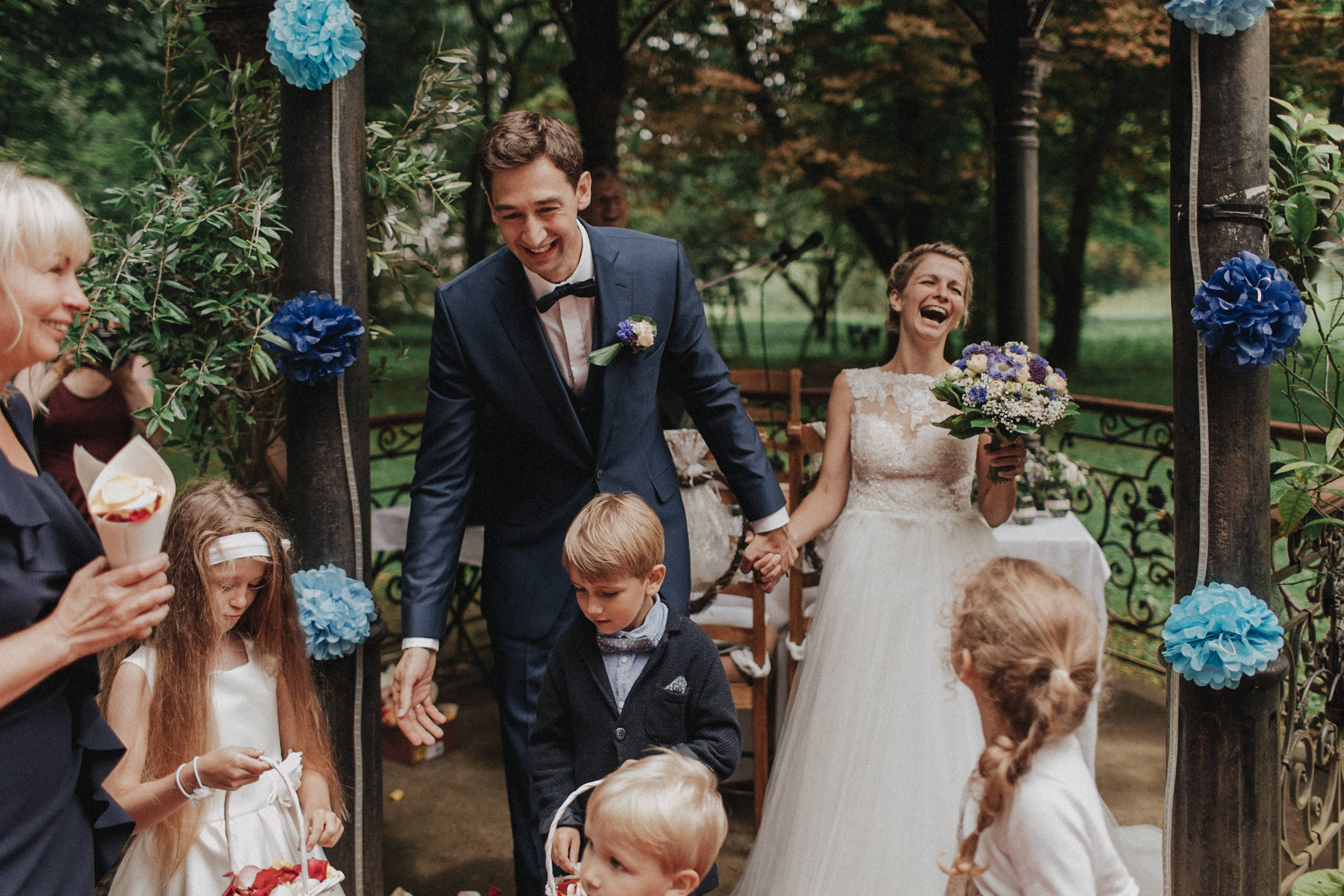 Zu sehen ist ein Hochzeitsfoto einer Hochzeitsreportage einer Hochzeit aus dem Jahr 2017. Gefeiiert wurde im Schloss Bredenfelde in Mecklenburg-Vorpommern. Eine Schlosshochzeit, fotografiert von den Hochzeitsfotografen Tom und Lia aus Rostock.