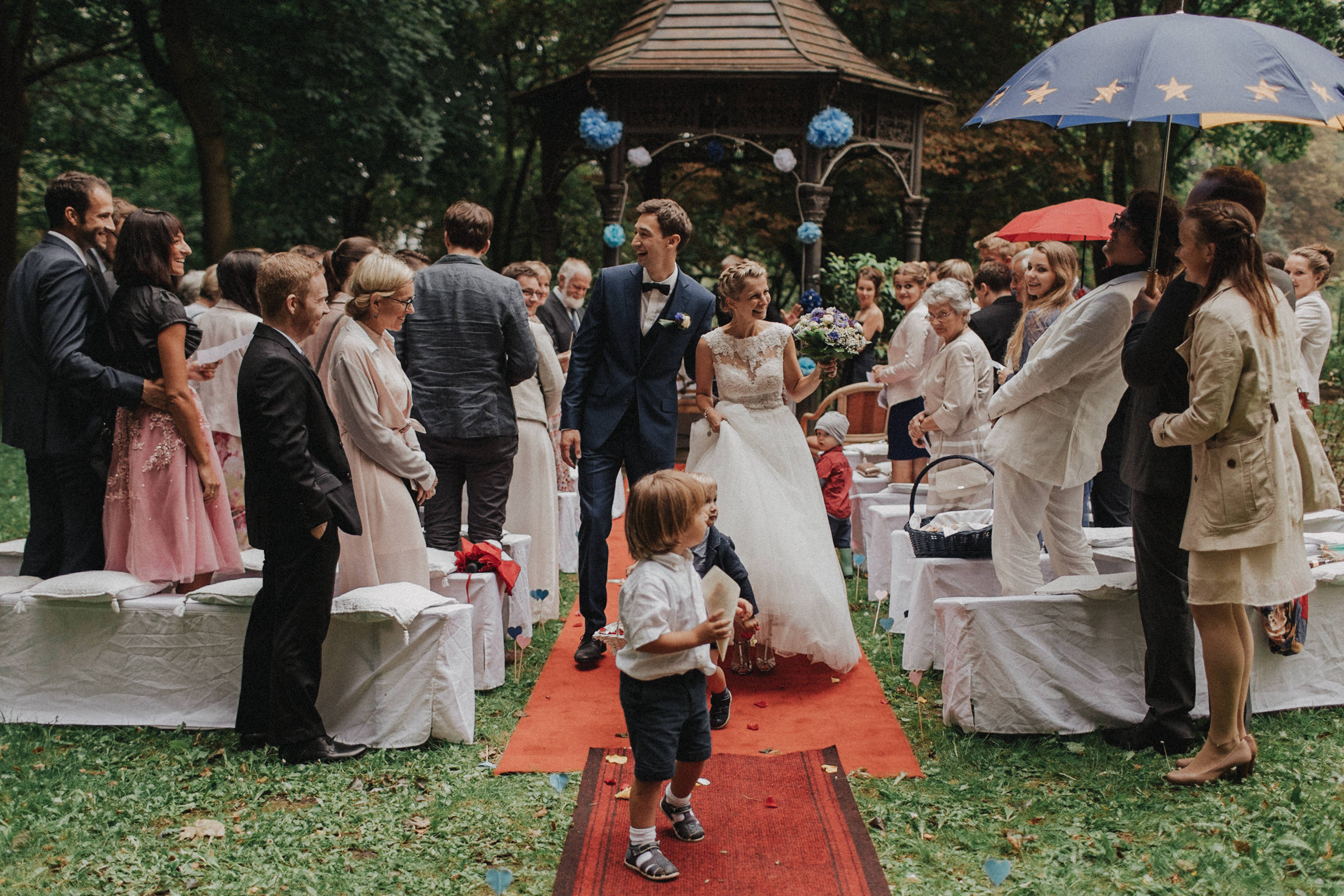 Zu sehen ist ein Hochzeitsfoto einer Hochzeitsreportage einer Hochzeit aus dem Jahr 2017. Gefeiiert wurde im Schloss Bredenfelde in Mecklenburg-Vorpommern. Eine Schlosshochzeit, fotografiert von den Hochzeitsfotografen Tom und Lia aus Rostock.