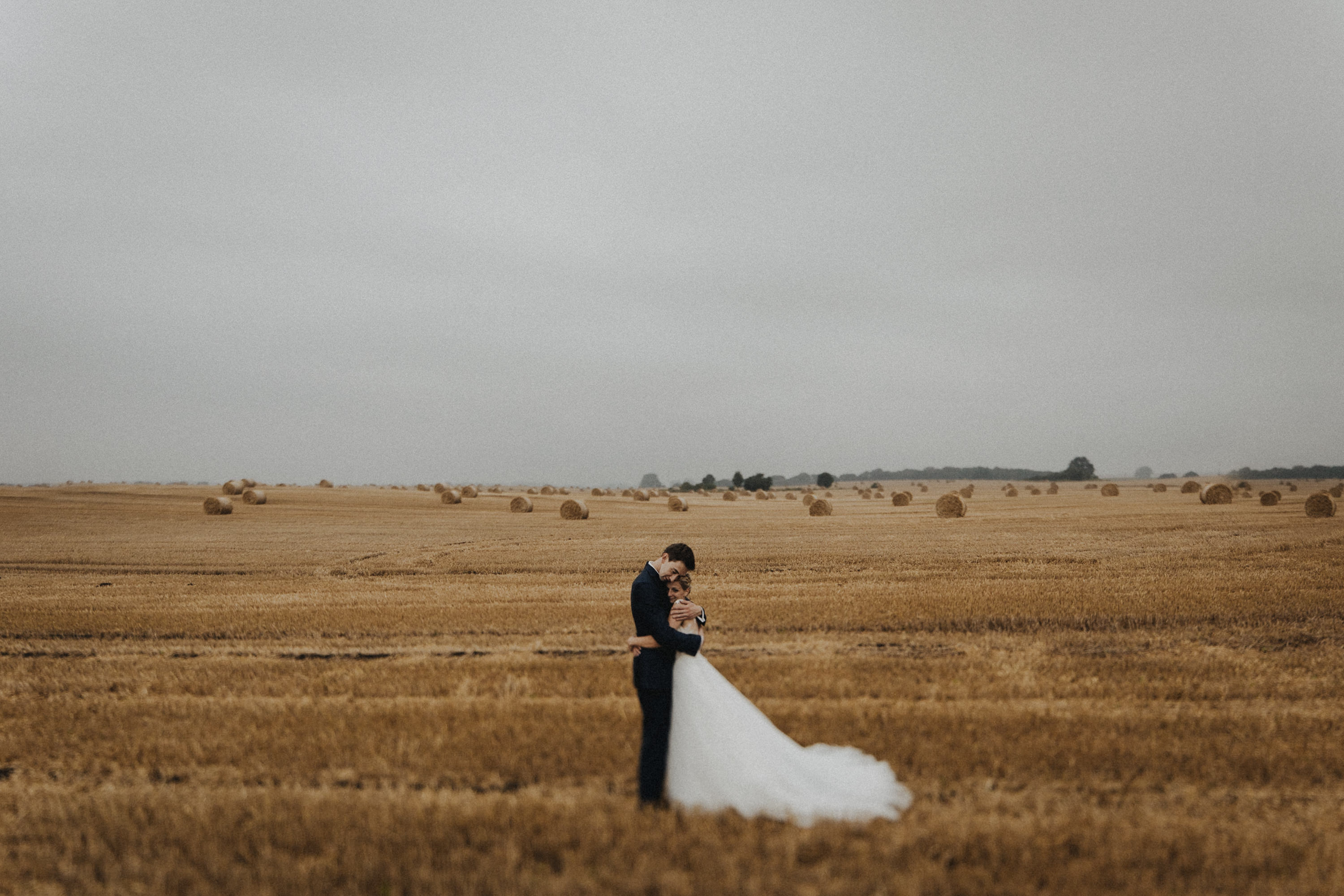 Zu sehen ist ein Hochzeitsfoto einer Hochzeitsreportage einer Hochzeit aus dem Jahr 2017. Gefeiiert wurde im Schloss Bredenfelde in Mecklenburg-Vorpommern. Eine Schlosshochzeit, fotografiert von den Hochzeitsfotografen Tom und Lia aus Rostock.