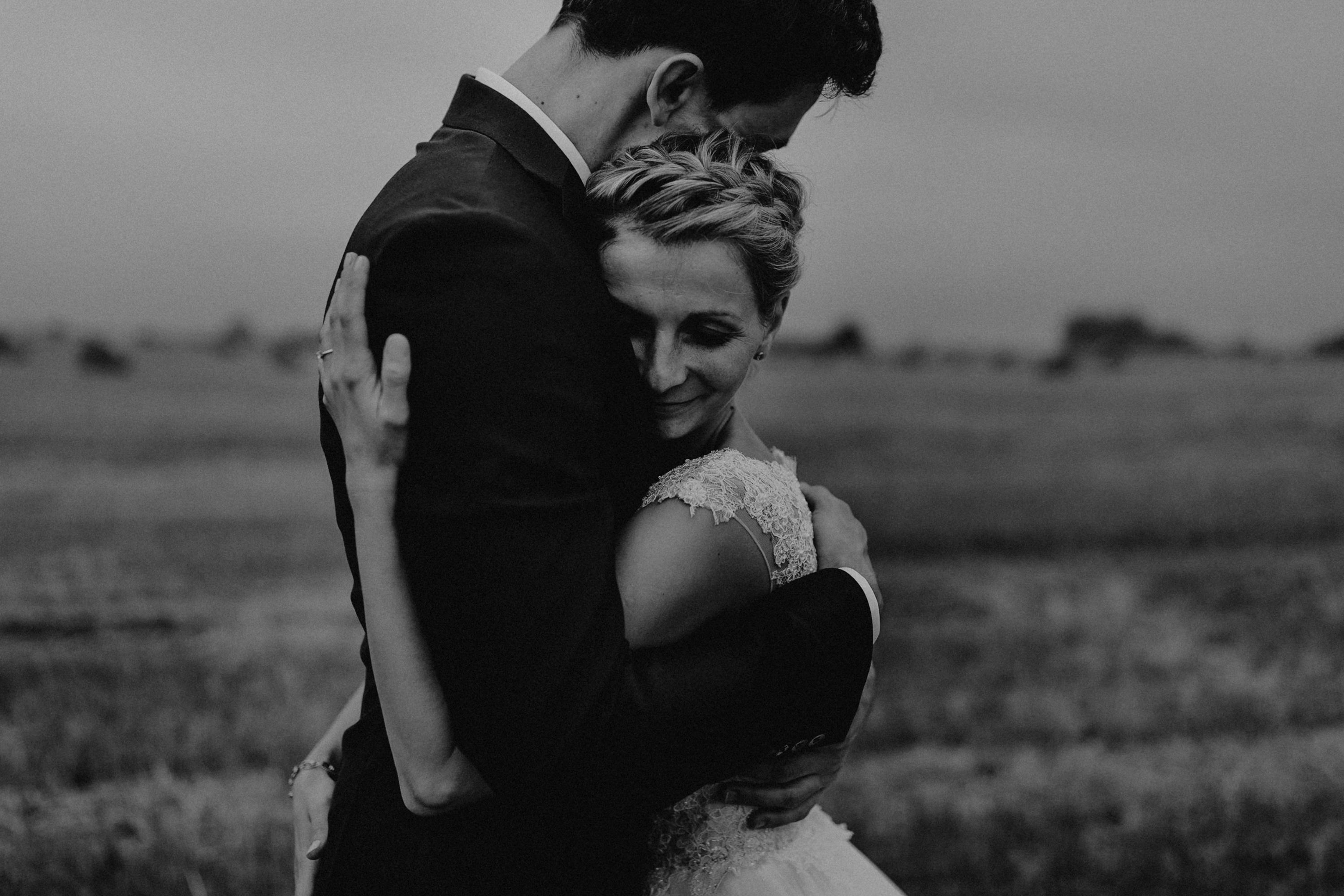 Zu sehen ist ein Hochzeitsfoto einer Hochzeitsreportage einer Hochzeit aus dem Jahr 2017. Gefeiiert wurde im Schloss Bredenfelde in Mecklenburg-Vorpommern. Eine Schlosshochzeit, fotografiert von den Hochzeitsfotografen Tom und Lia aus Rostock.