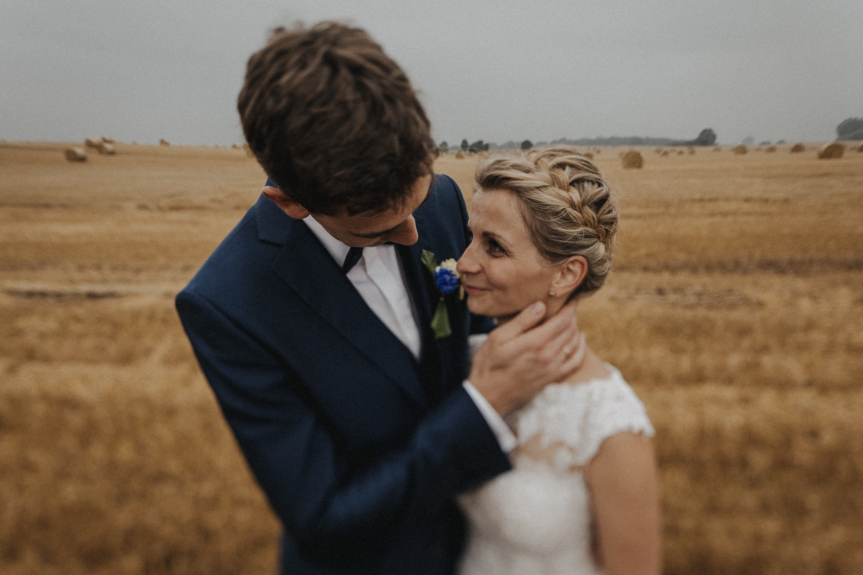 Zu sehen ist ein Hochzeitsfoto einer Hochzeitsreportage einer Hochzeit aus dem Jahr 2017. Gefeiiert wurde im Schloss Bredenfelde in Mecklenburg-Vorpommern. Eine Schlosshochzeit, fotografiert von den Hochzeitsfotografen Tom und Lia aus Rostock.