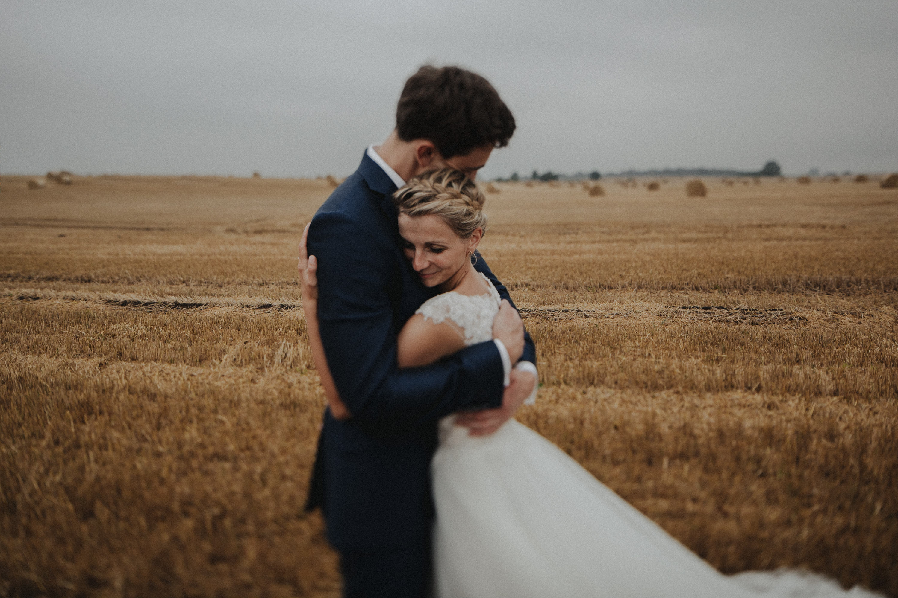 Zu sehen ist ein Hochzeitsfoto einer Hochzeitsreportage einer Hochzeit aus dem Jahr 2017. Gefeiiert wurde im Schloss Bredenfelde in Mecklenburg-Vorpommern. Eine Schlosshochzeit, fotografiert von den Hochzeitsfotografen Tom und Lia aus Rostock.