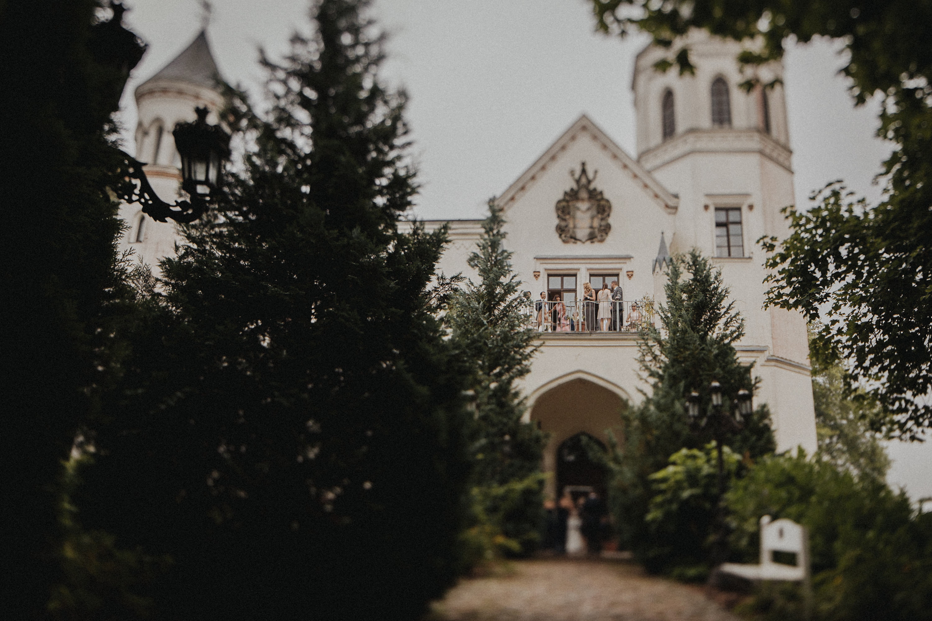 Zu sehen ist ein Hochzeitsfoto einer Hochzeitsreportage einer Hochzeit aus dem Jahr 2017. Gefeiiert wurde im Schloss Bredenfelde in Mecklenburg-Vorpommern. Eine Schlosshochzeit, fotografiert von den Hochzeitsfotografen Tom und Lia aus Rostock.