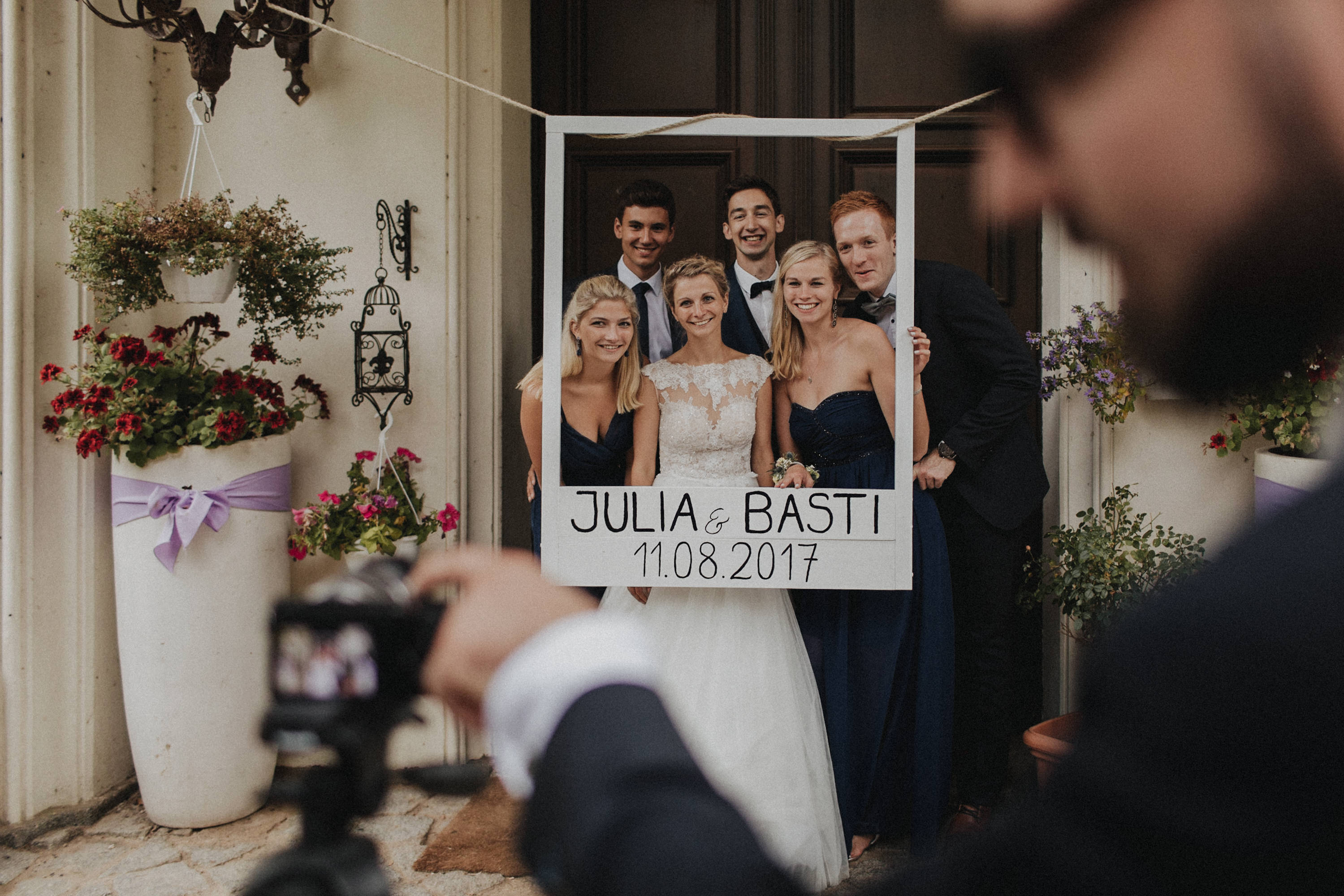 Zu sehen ist ein Hochzeitsfoto einer Hochzeitsreportage einer Hochzeit aus dem Jahr 2017. Gefeiiert wurde im Schloss Bredenfelde in Mecklenburg-Vorpommern. Eine Schlosshochzeit, fotografiert von den Hochzeitsfotografen Tom und Lia aus Rostock.