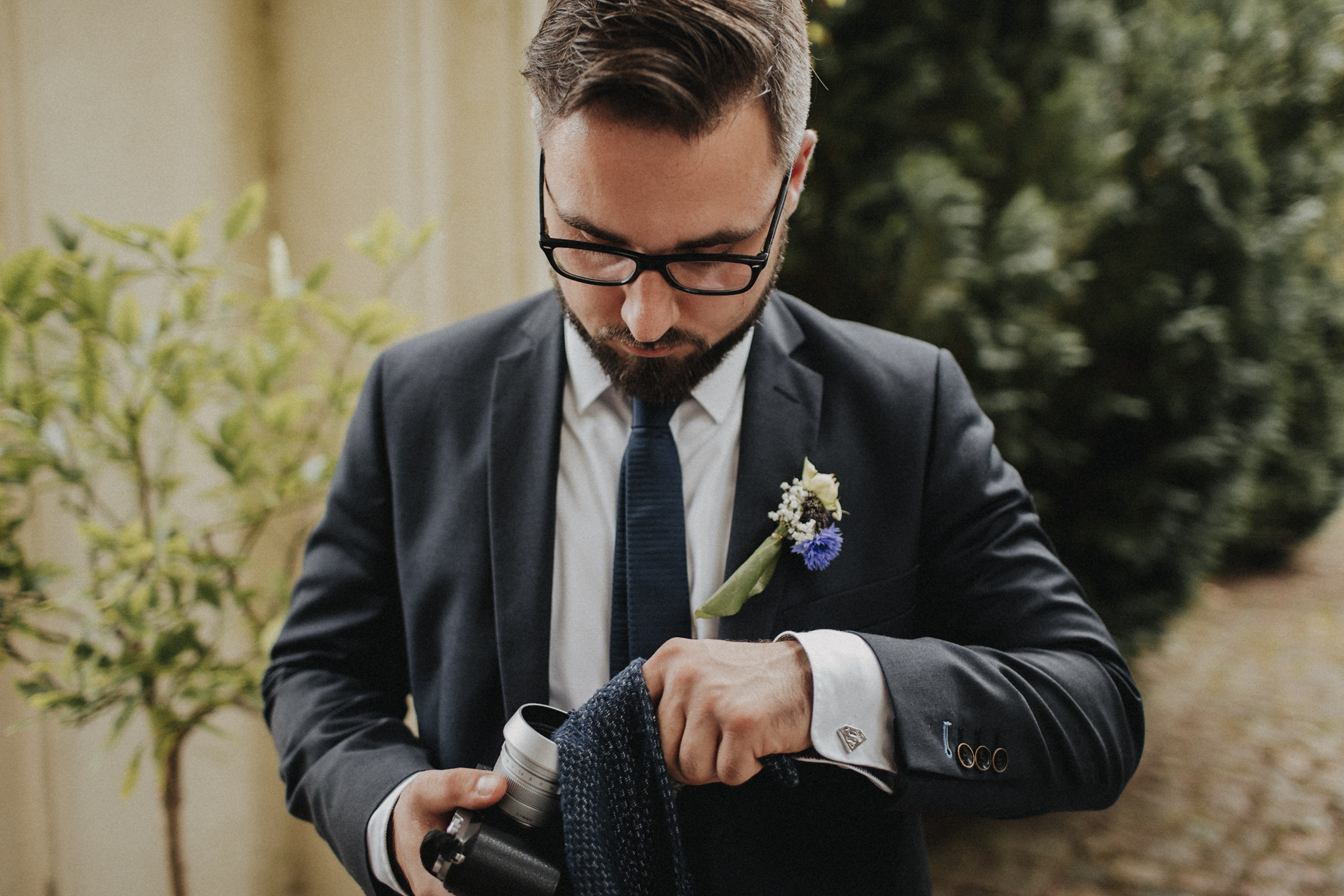 Zu sehen ist ein Hochzeitsfoto einer Hochzeitsreportage einer Hochzeit aus dem Jahr 2017. Gefeiiert wurde im Schloss Bredenfelde in Mecklenburg-Vorpommern. Eine Schlosshochzeit, fotografiert von den Hochzeitsfotografen Tom und Lia aus Rostock.