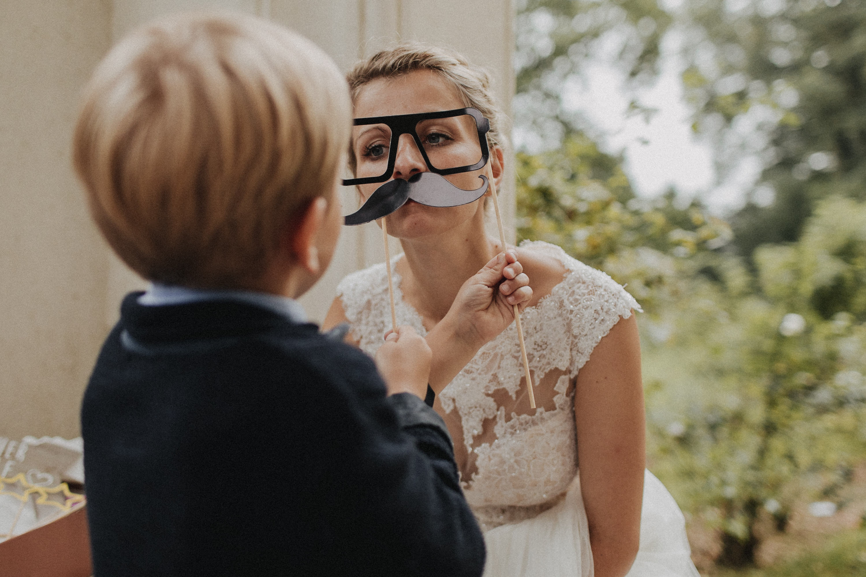 Zu sehen ist ein Hochzeitsfoto einer Hochzeitsreportage einer Hochzeit aus dem Jahr 2017. Gefeiiert wurde im Schloss Bredenfelde in Mecklenburg-Vorpommern. Eine Schlosshochzeit, fotografiert von den Hochzeitsfotografen Tom und Lia aus Rostock.