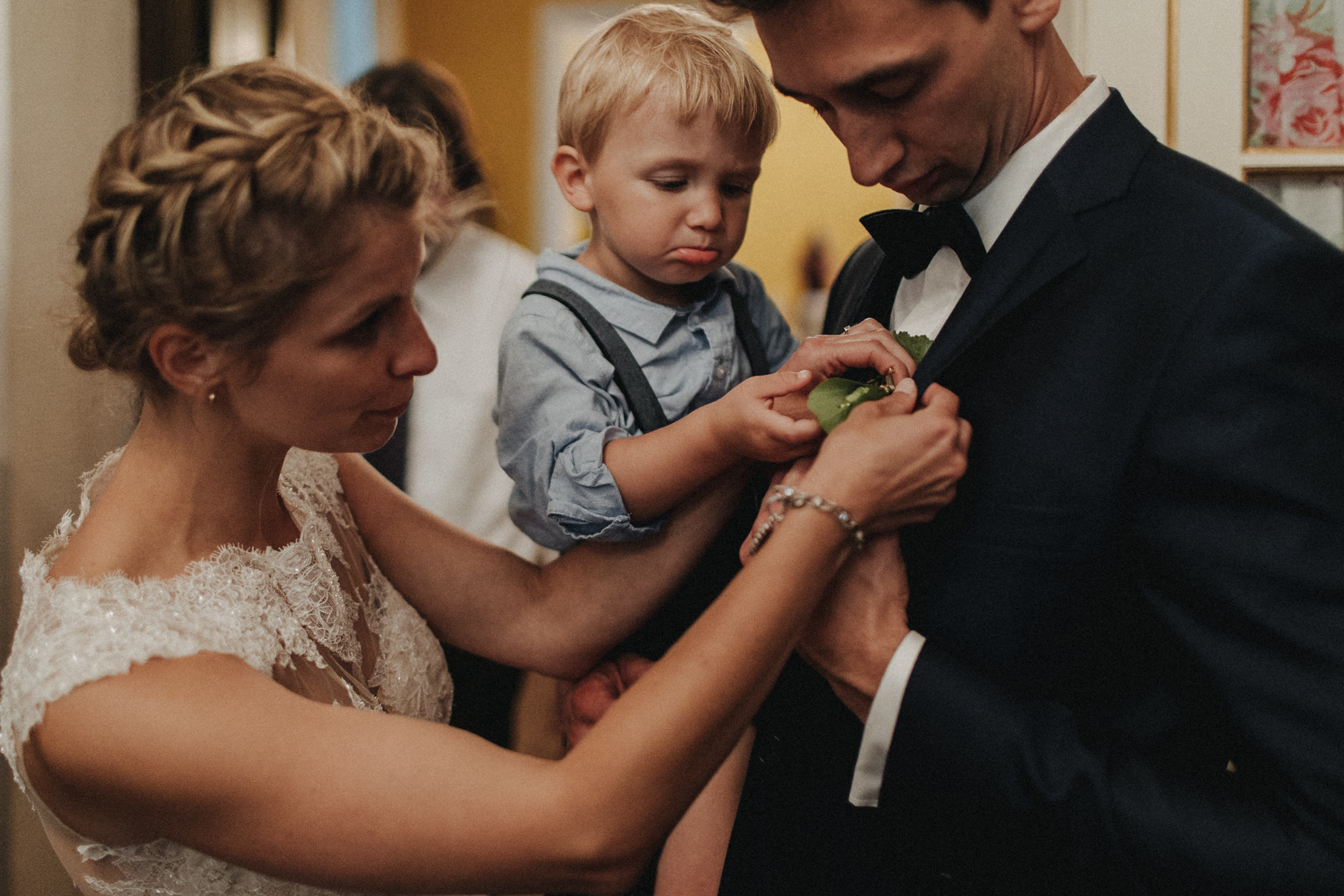 Zu sehen ist ein Hochzeitsfoto einer Hochzeitsreportage einer Hochzeit aus dem Jahr 2017. Gefeiiert wurde im Schloss Bredenfelde in Mecklenburg-Vorpommern. Eine Schlosshochzeit, fotografiert von den Hochzeitsfotografen Tom und Lia aus Rostock.